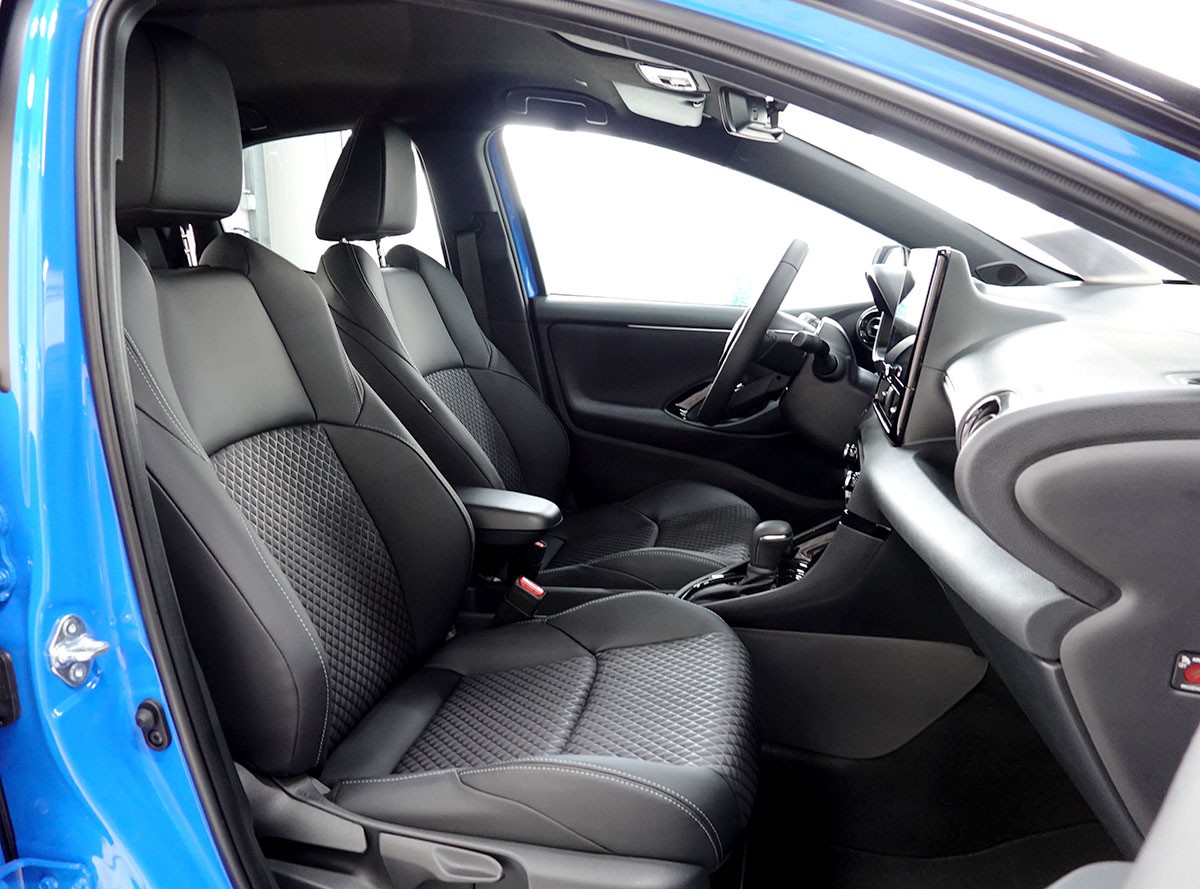 TOYOTA Yaris 1.5 Premium e-CVT, Bitone-image-4