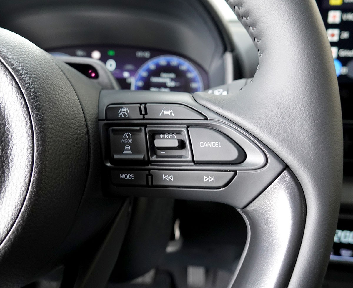 TOYOTA Yaris 1.5 Premium e-CVT, Bitone-image-16