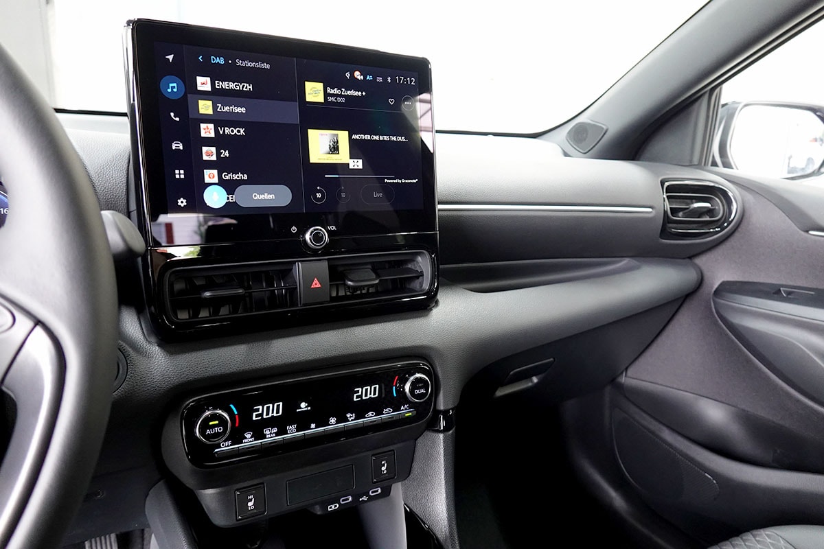 TOYOTA Yaris 1.5 Premium e-CVT, Bitone-image-11