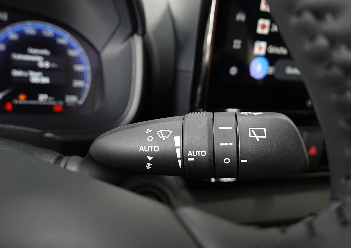 TOYOTA Yaris 1.5 Premium e-CVT, Bitone-image-15