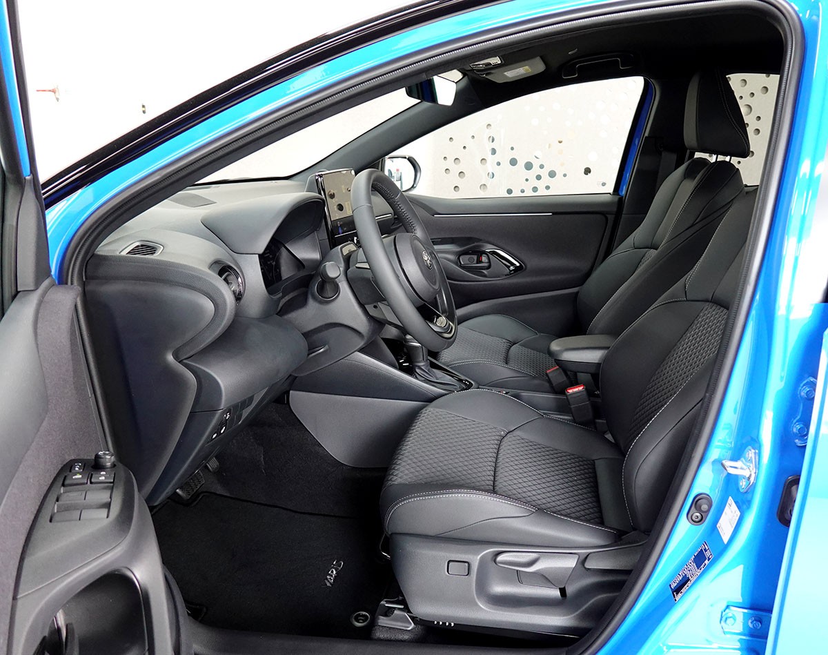 TOYOTA Yaris 1.5 Premium e-CVT, Bitone-image-7