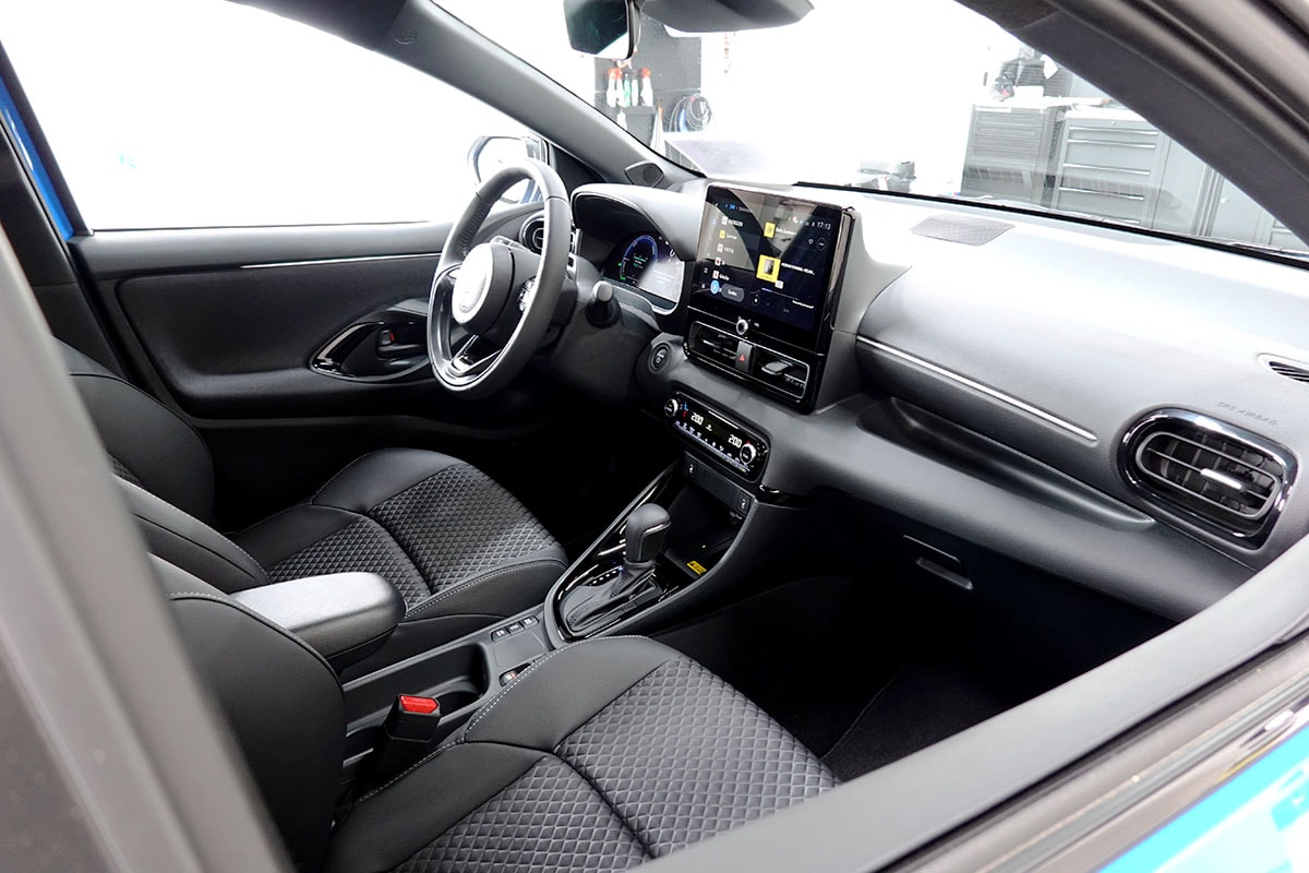 TOYOTA Yaris 1.5 Premium e-CVT, Bitone-image-6