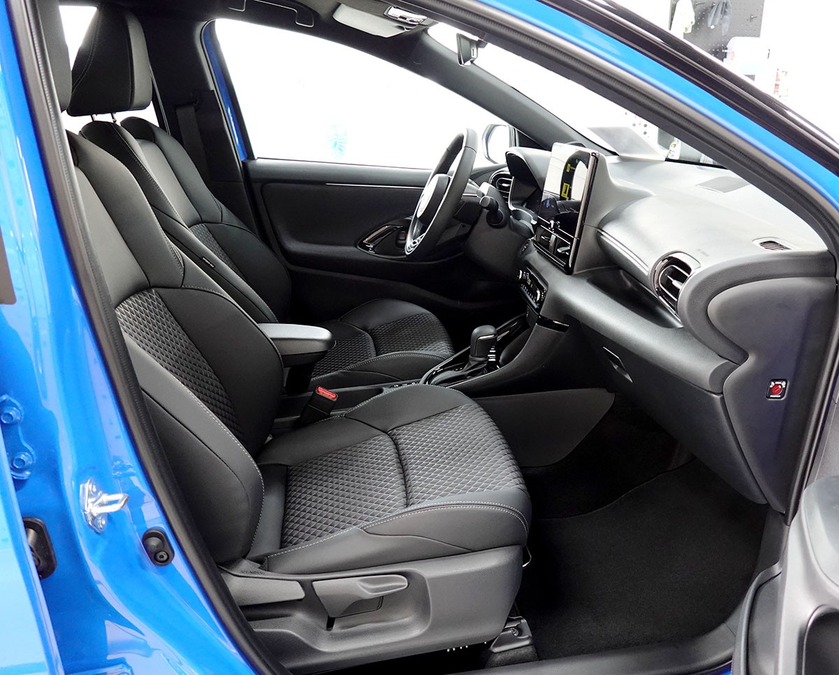 TOYOTA Yaris 1.5 Premium e-CVT, Bitone-image-5