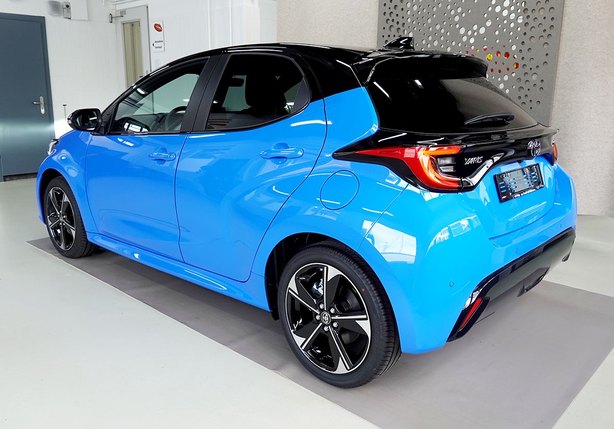 TOYOTA Yaris 1.5 Premium e-CVT, Bitone-image-2