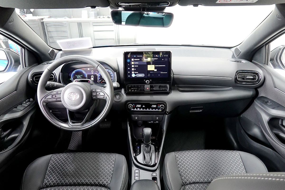 TOYOTA Yaris 1.5 Premium e-CVT, Bitone-image-9