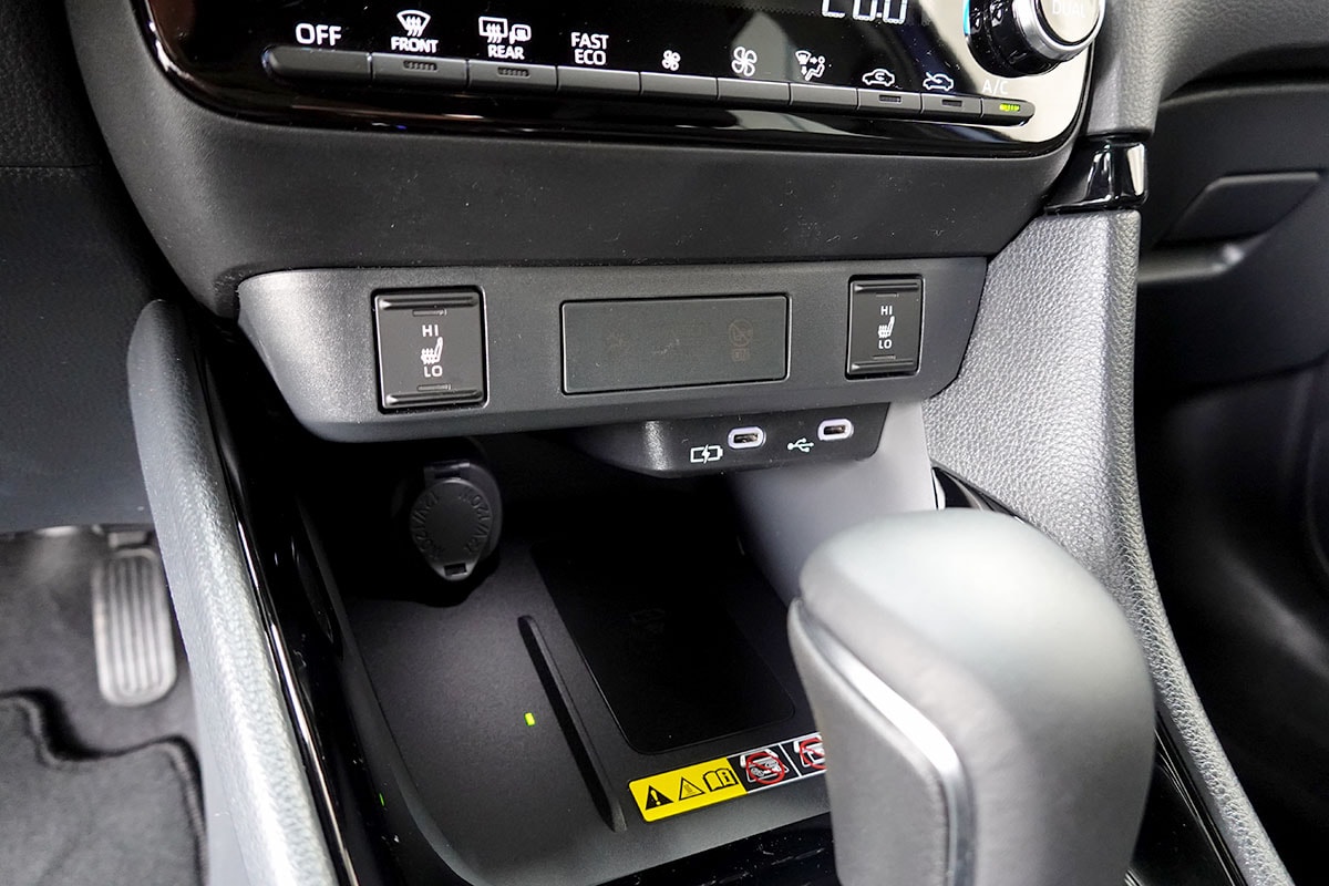 TOYOTA Yaris 1.5 Premium e-CVT, Bitone-image-19