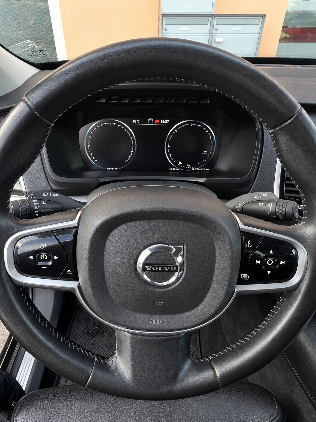 VOLVO XC90 D5 AWD Momentum Geartronic 7 Places-image-12