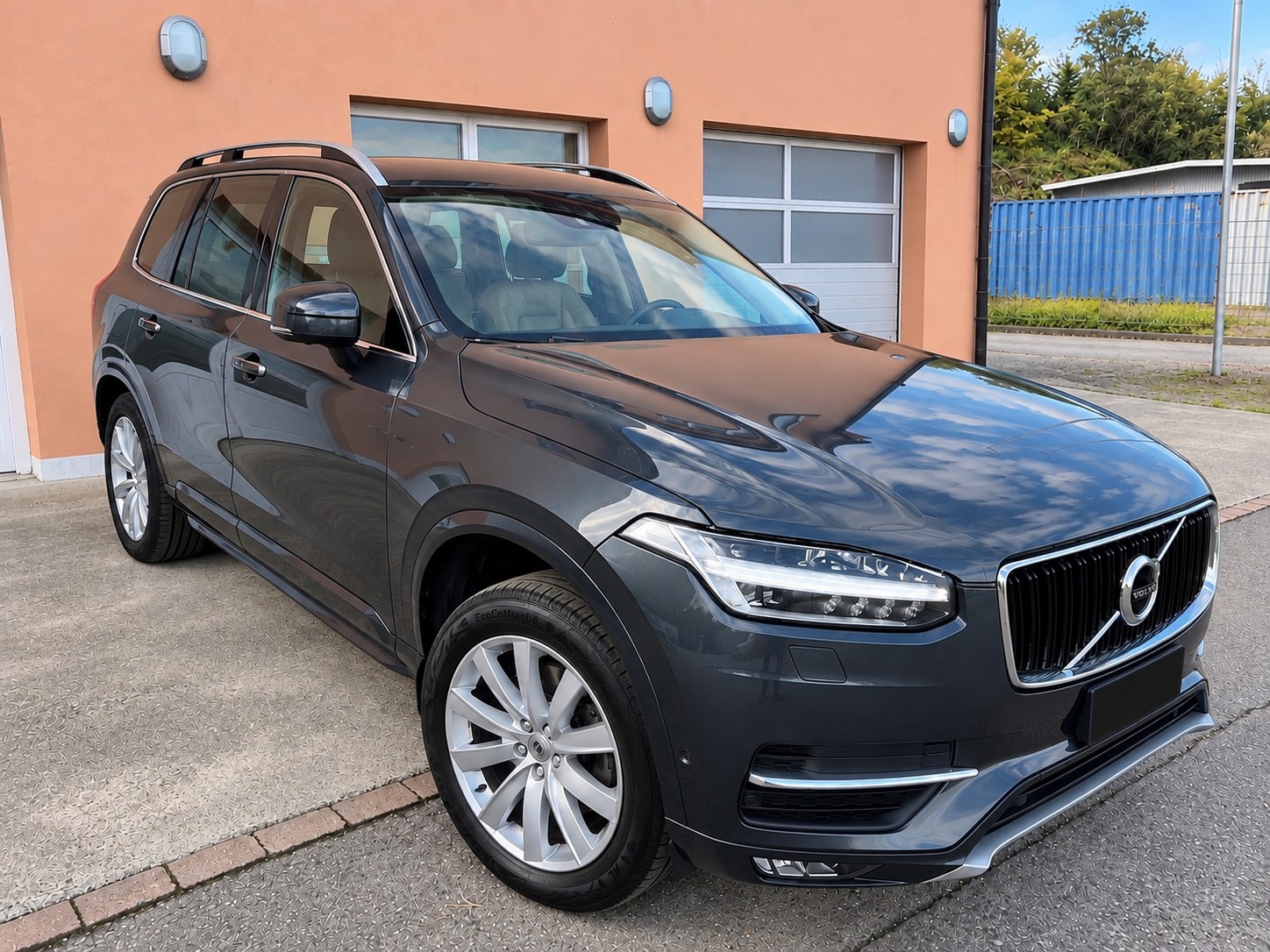 VOLVO XC90 D5 AWD Momentum Geartronic 7 Places-image-1