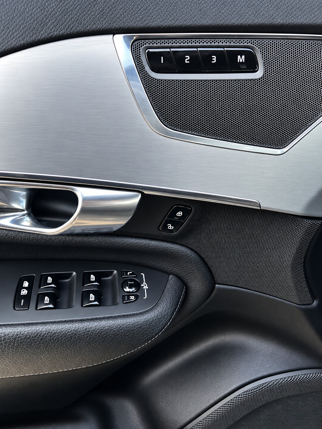 VOLVO XC90 D5 AWD Momentum Geartronic 7 Places-image-9