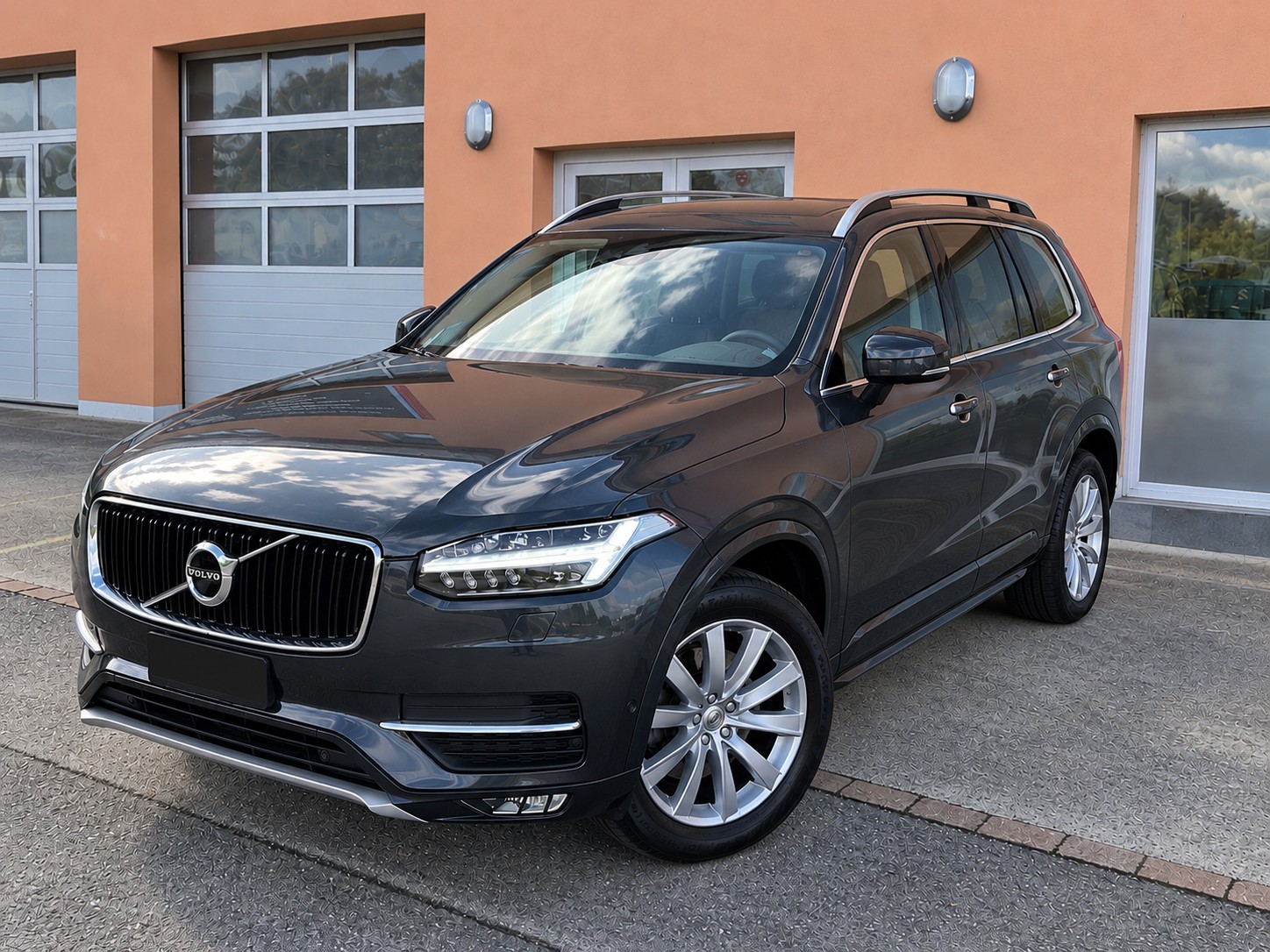 VOLVO XC90 D5 AWD Momentum Geartronic 7 Places-image-0