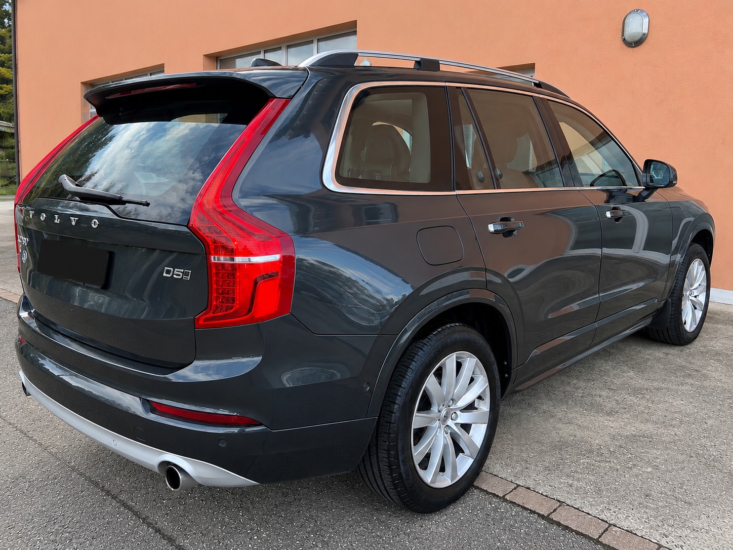 VOLVO XC90 D5 AWD Momentum Geartronic 7 Places-image-3