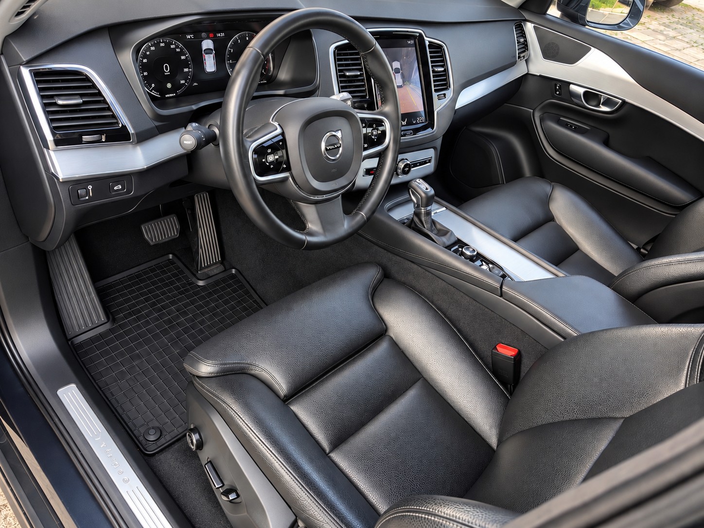 VOLVO XC90 D5 AWD Momentum Geartronic 7 Places-image-5