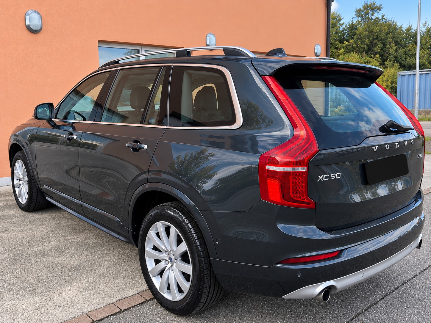 VOLVO XC90 D5 AWD Momentum Geartronic 7 Places-image-4