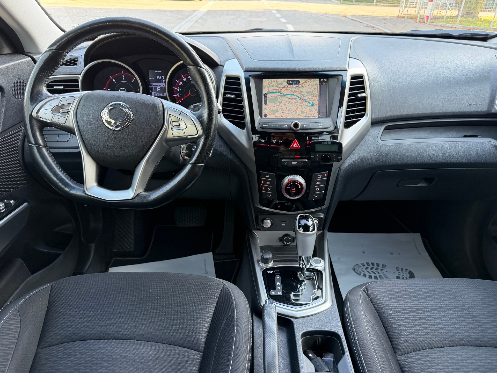 KGM-SsangYong Tivoli 1.6 eXDi Quartz 4WD Automatic-image-8