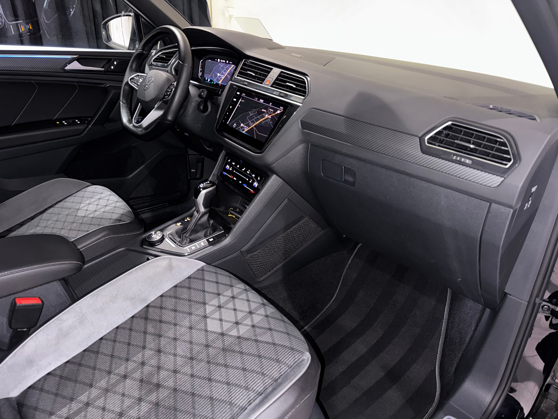 VW Tiguan 2.0TSI R-Line 4Motion DSG | Black Edition | AHK |-image-17