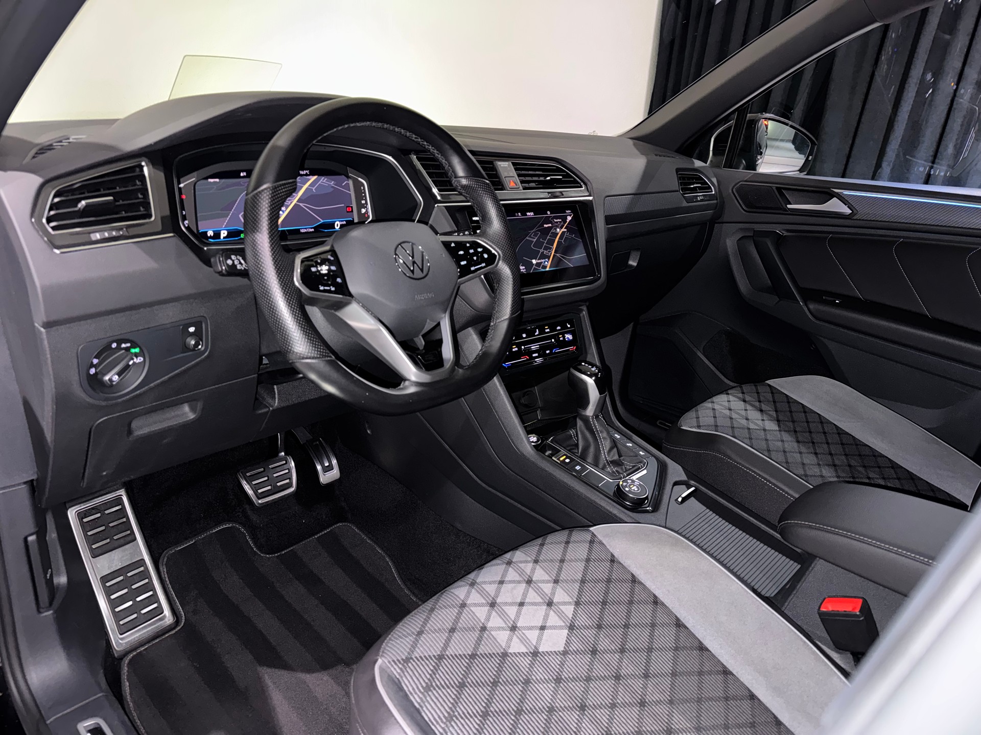 VW Tiguan 2.0TSI R-Line 4Motion DSG | Black Edition | AHK |-image-16