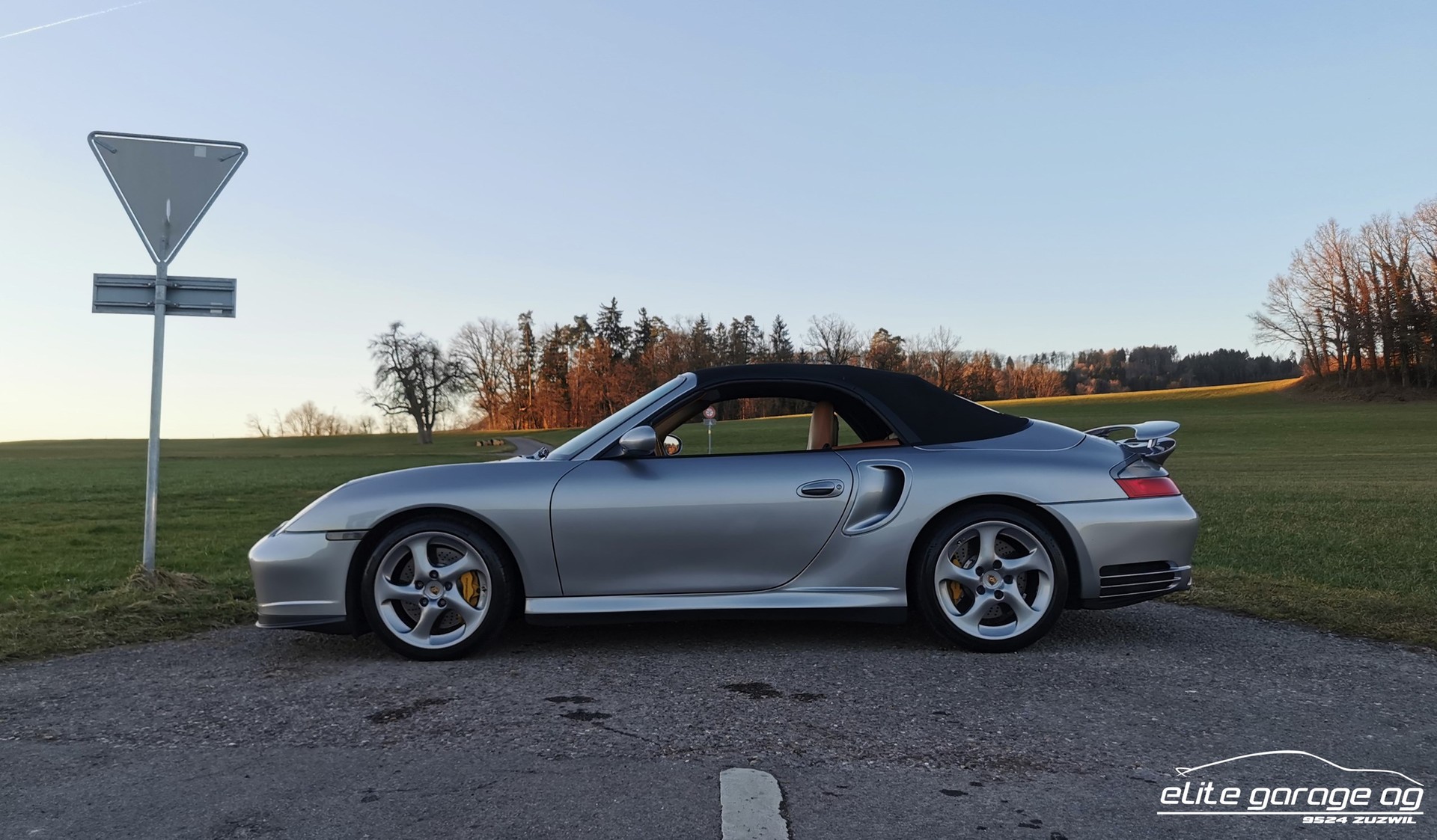 PORSCHE 911 Turbo S Cabrio-image-4