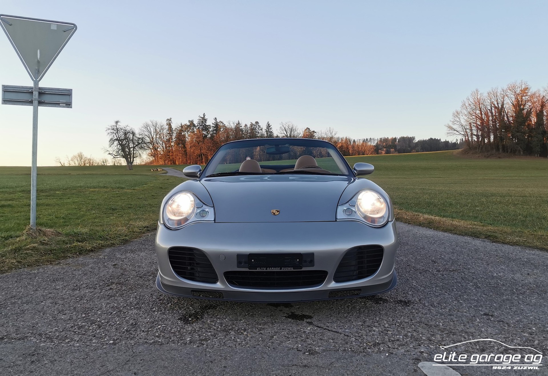PORSCHE 911 Turbo S Cabrio-image-2