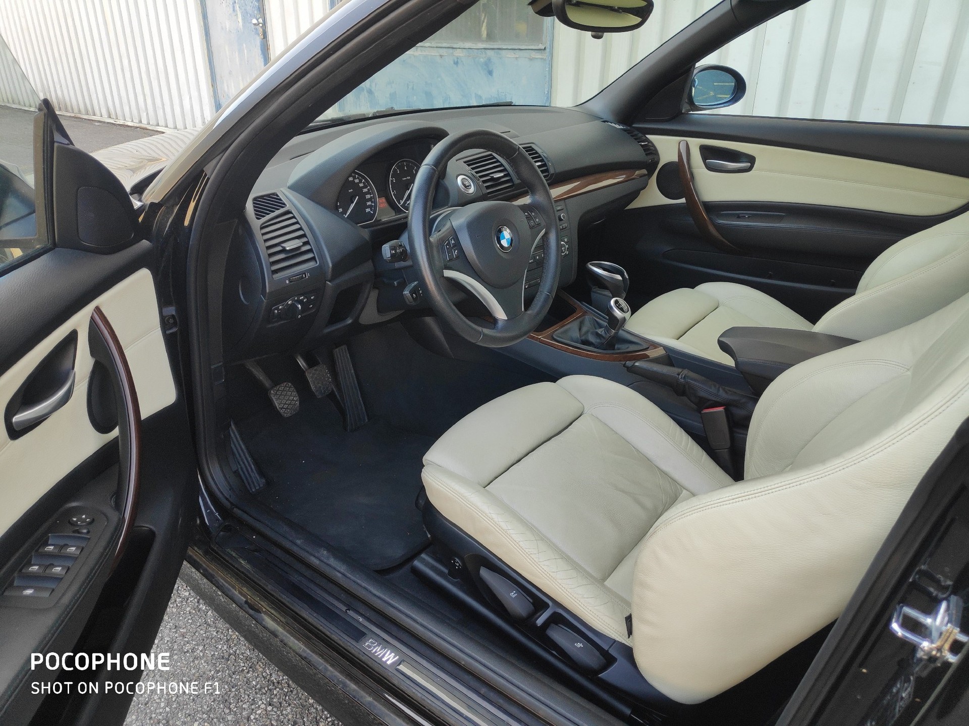 BMW 120i Cabrio-image-3