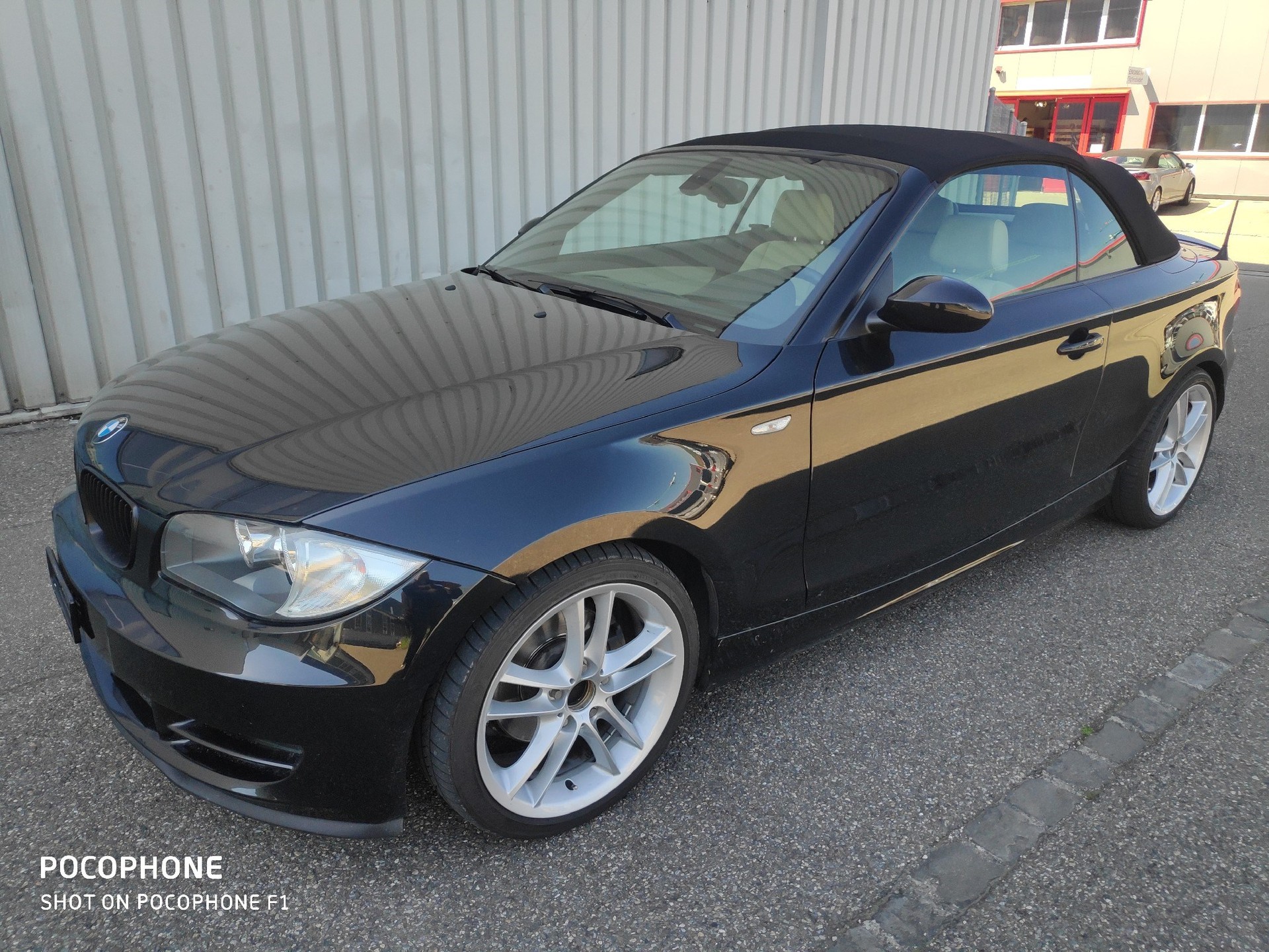 BMW 120i Cabrio-image-7