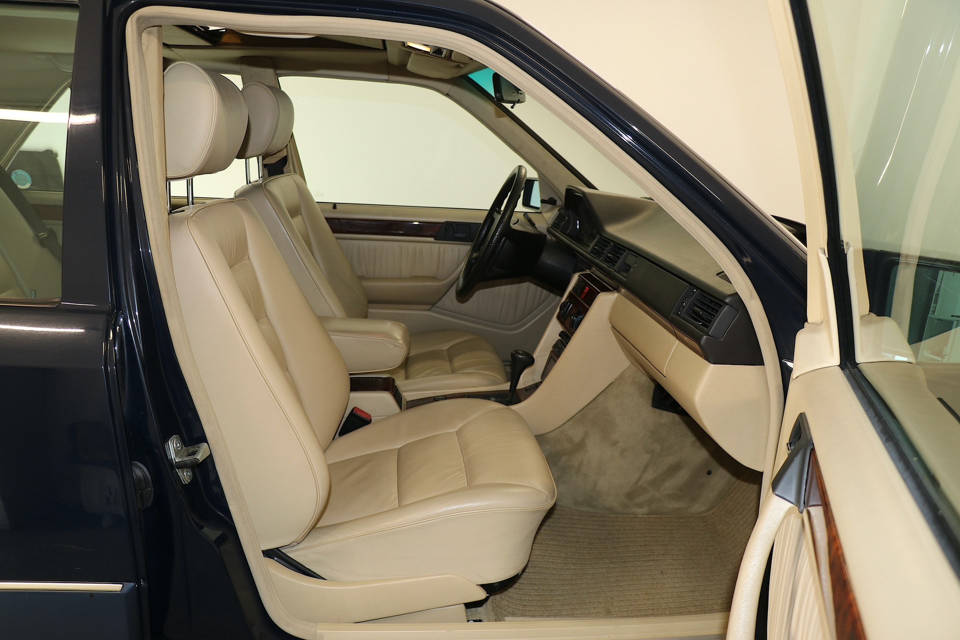 MERCEDES-BENZ 300 E-24*Veteranenfahrzeug*-image-11