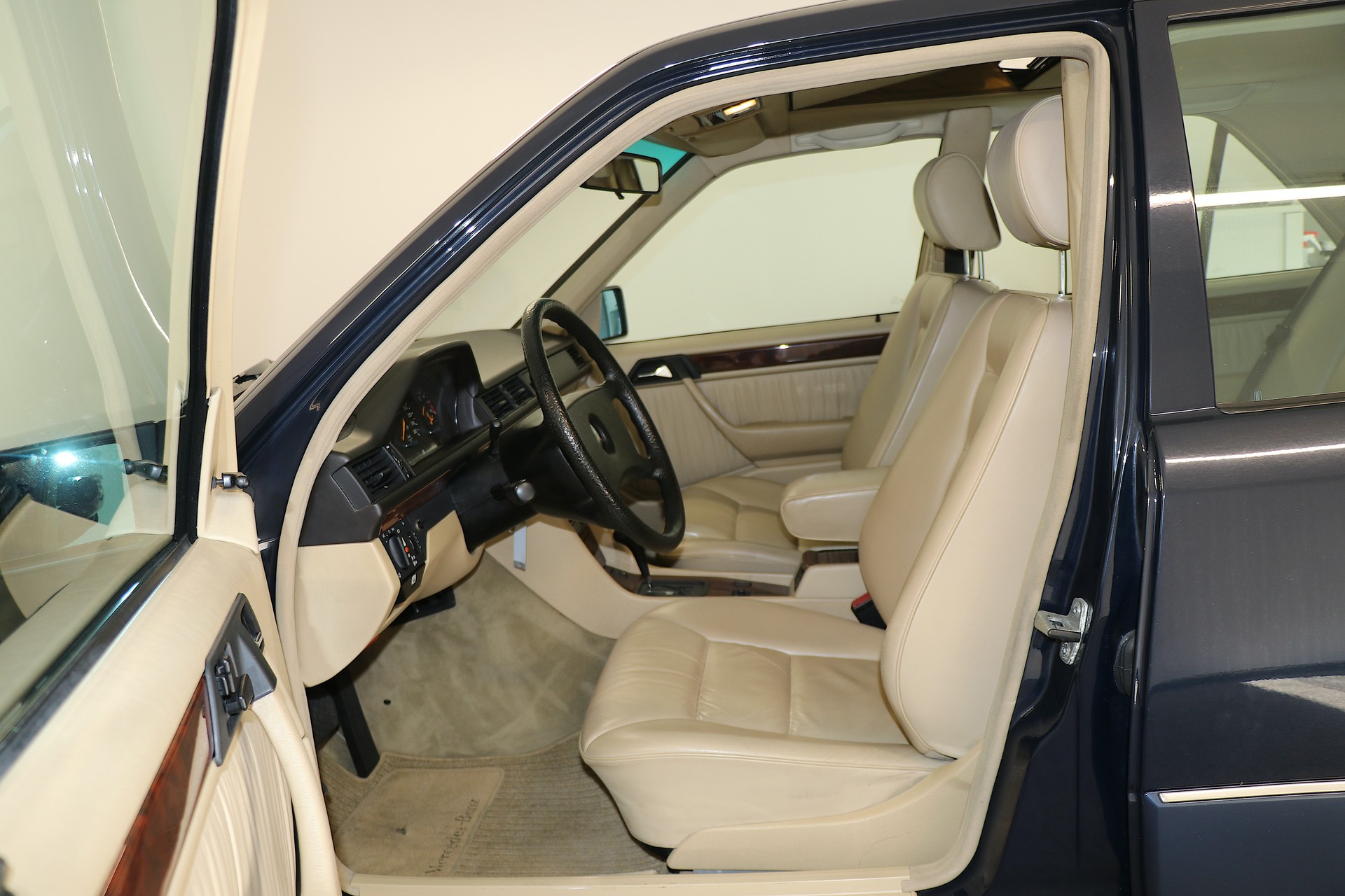 MERCEDES-BENZ 300 E-24*Veteranenfahrzeug*-image-5