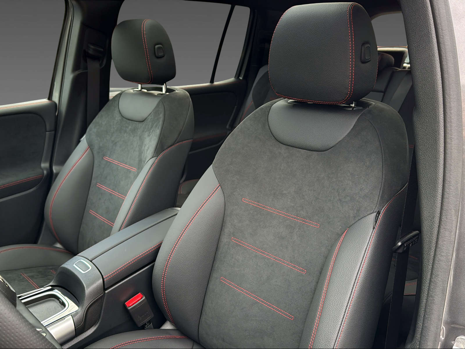 MERCEDES-BENZ GLB 250 4Matic 8G-Tronic-image-9