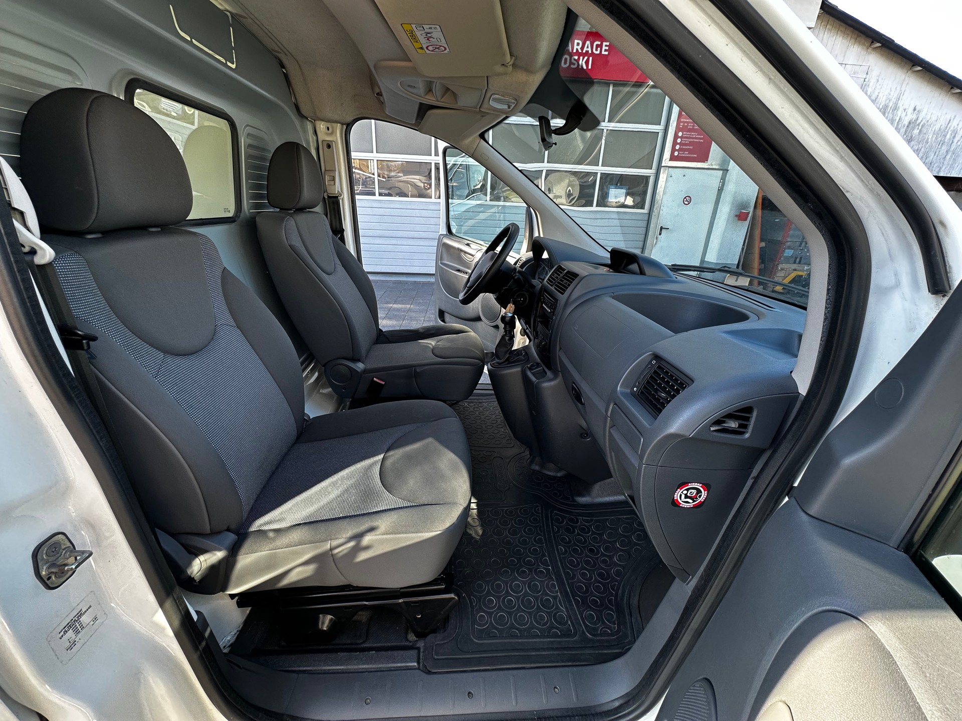 PEUGEOT Expert 2.0 HDi 229 L1H1-image-8
