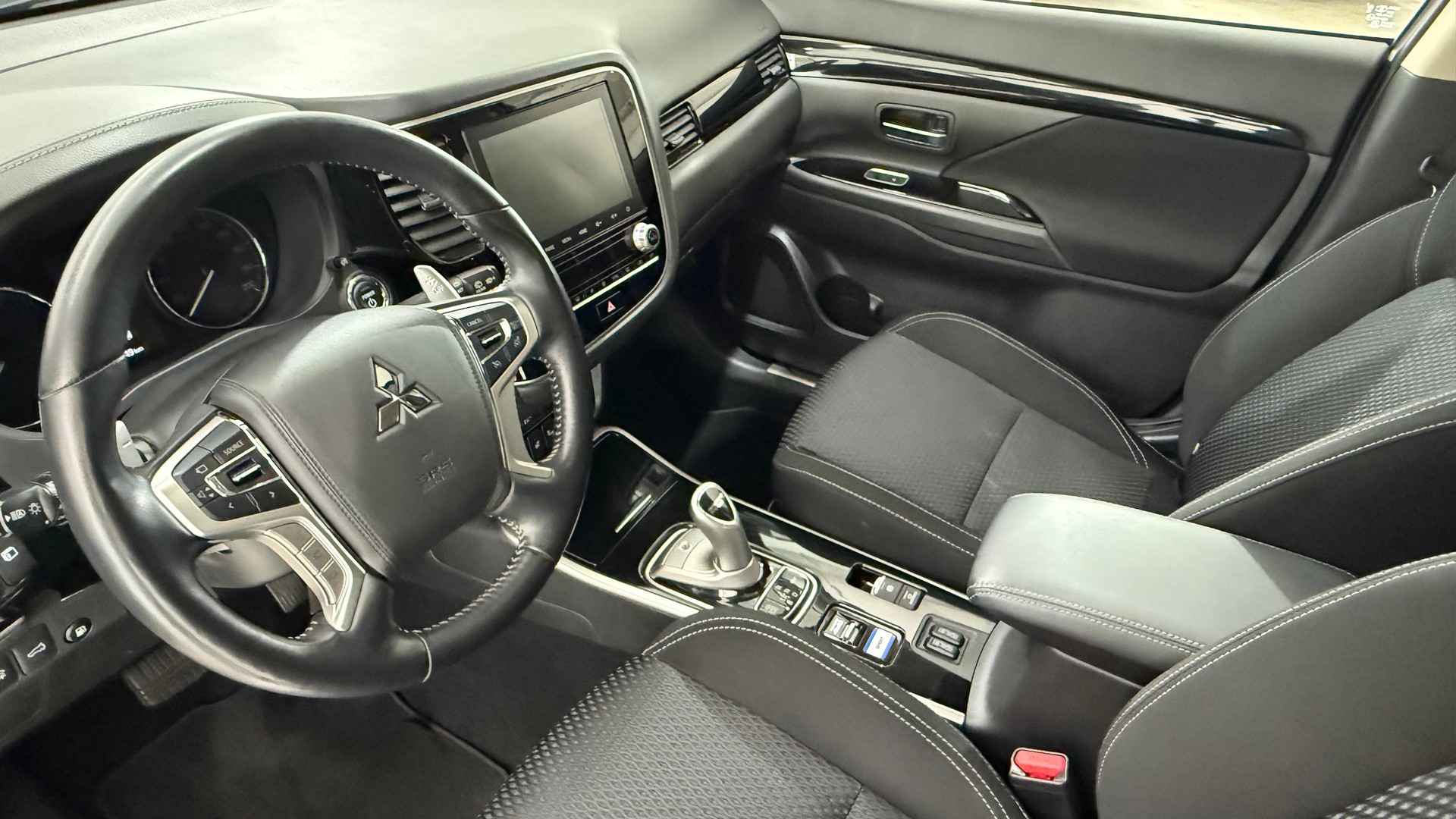 MITSUBISHI Outlander 2.4 PHEV Style 4WD Automatic-image-3