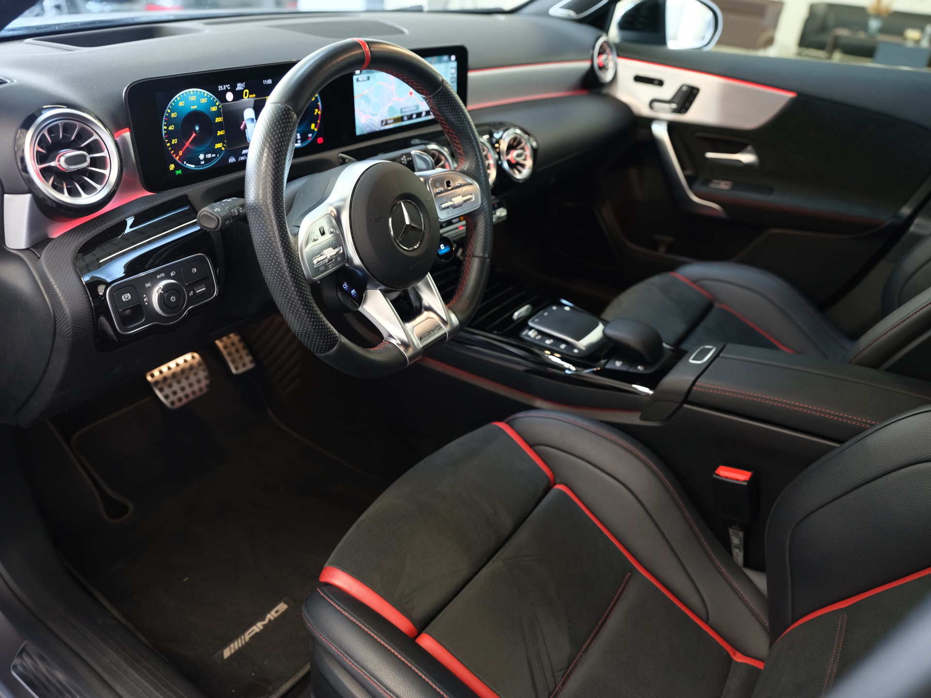 MERCEDES-BENZ A 35 AMG 4Matic Speedshift-image-11