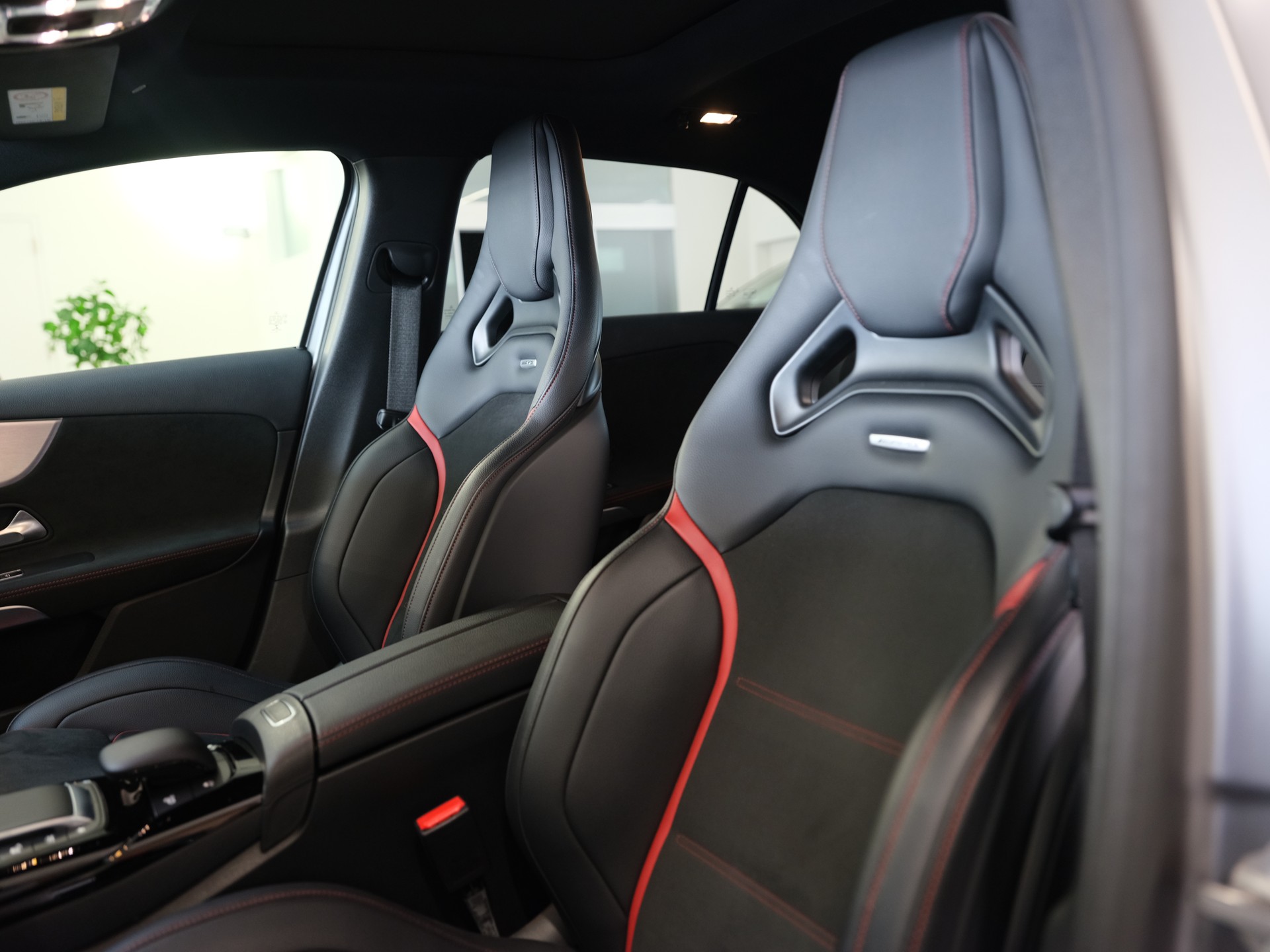 MERCEDES-BENZ A 35 AMG 4Matic Speedshift-image-19