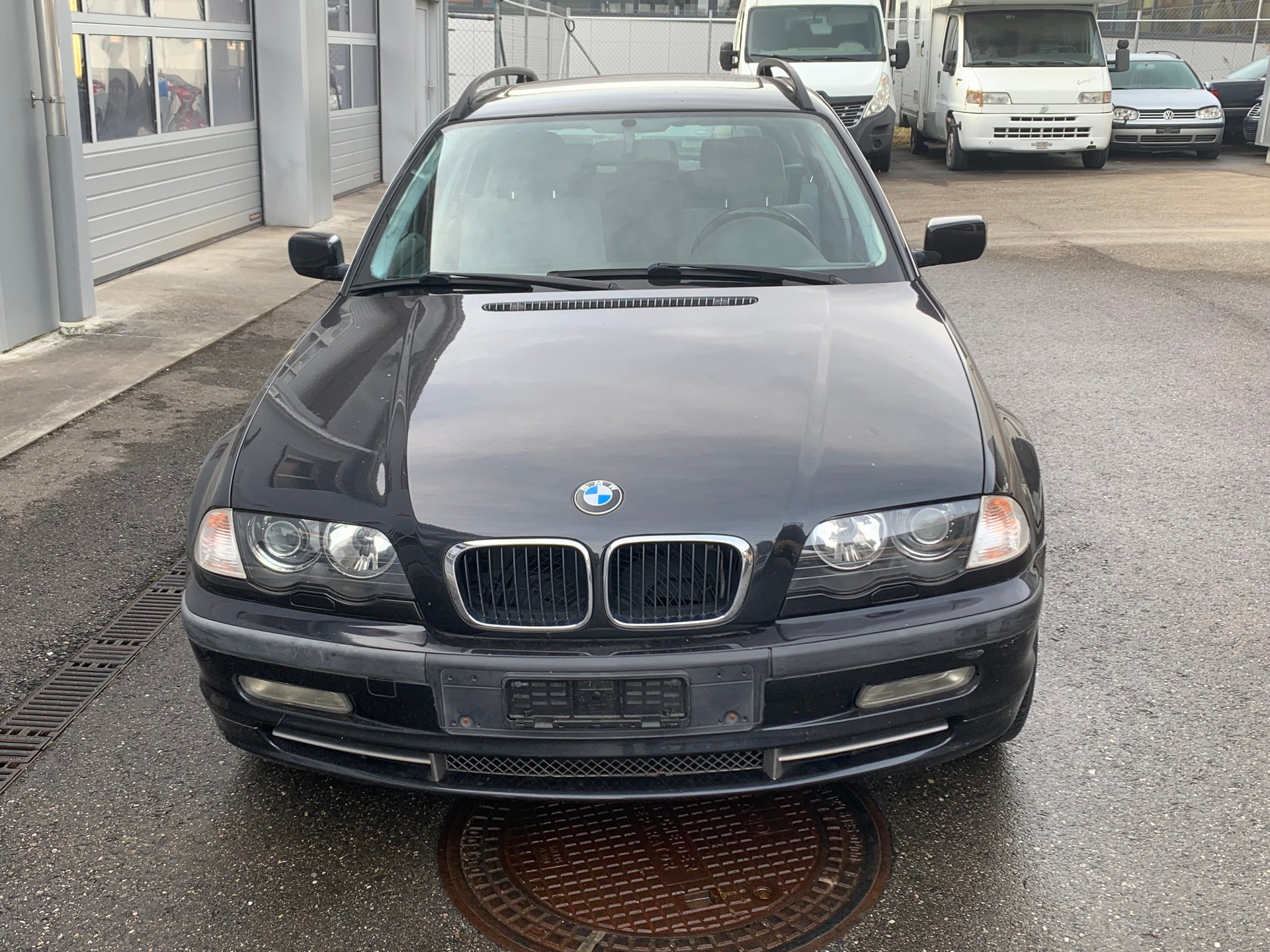 BMW 330i Touring-image-1