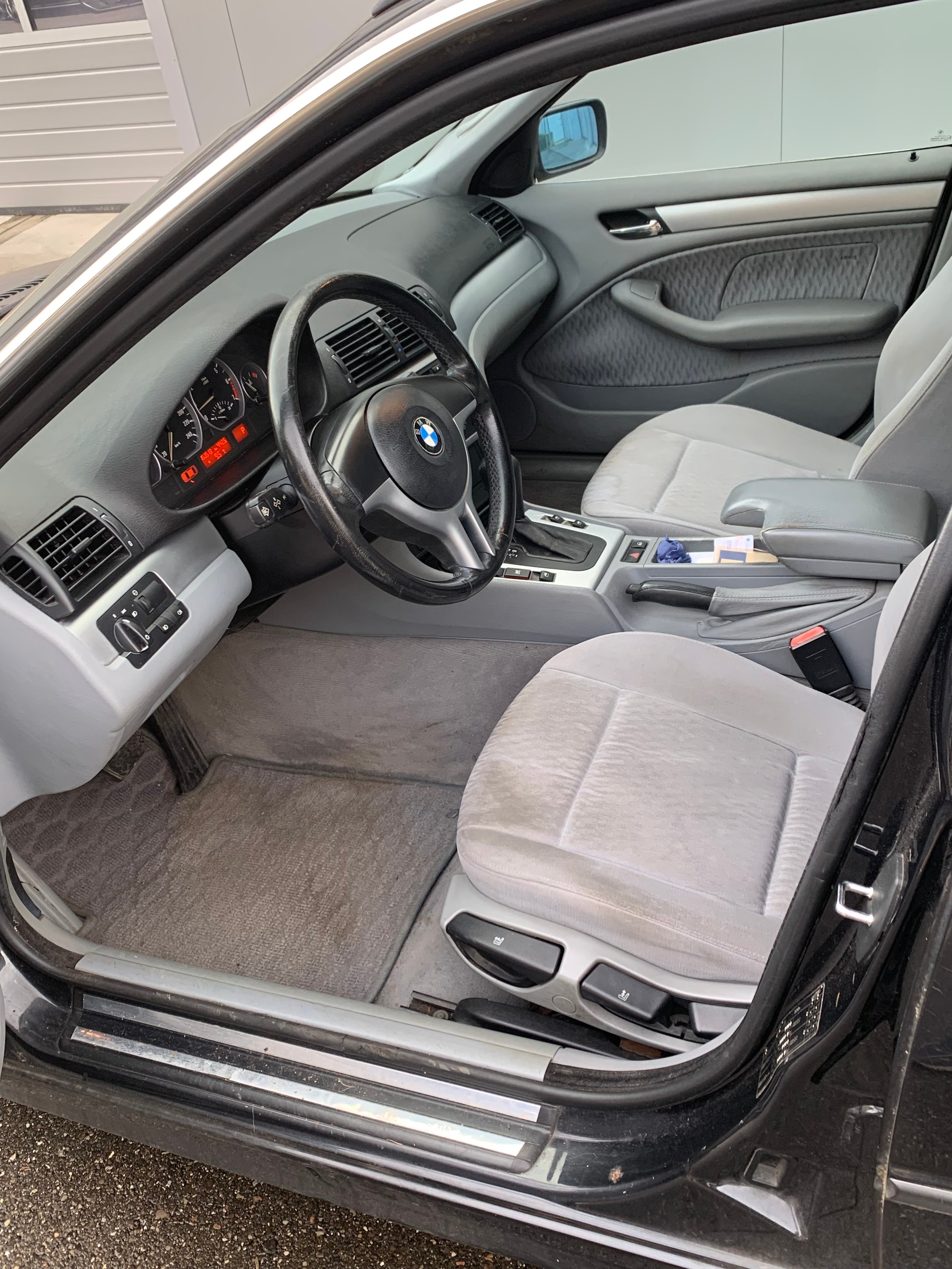 BMW 330i Touring-image-6