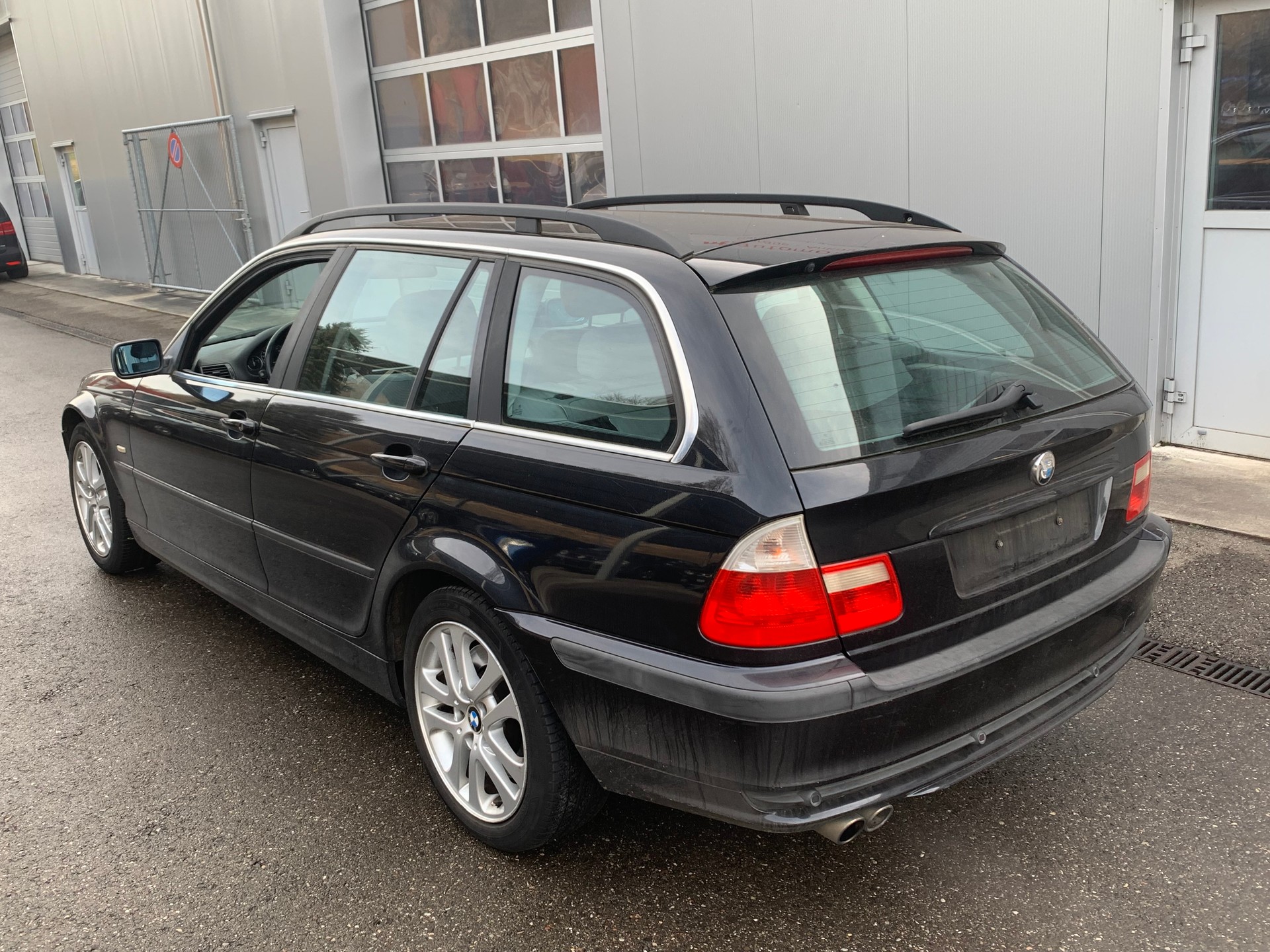 BMW 330i Touring-image-5