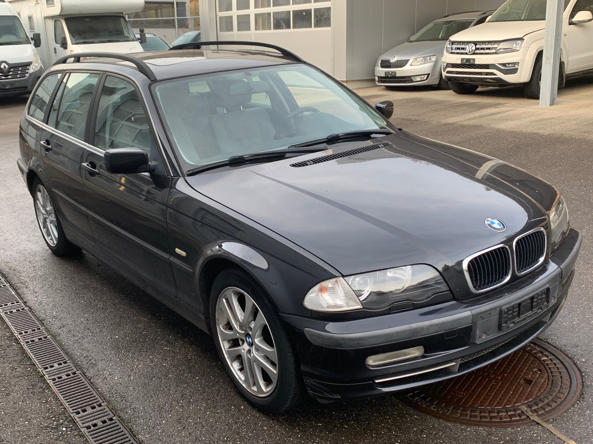 BMW 330i Touring-image-2