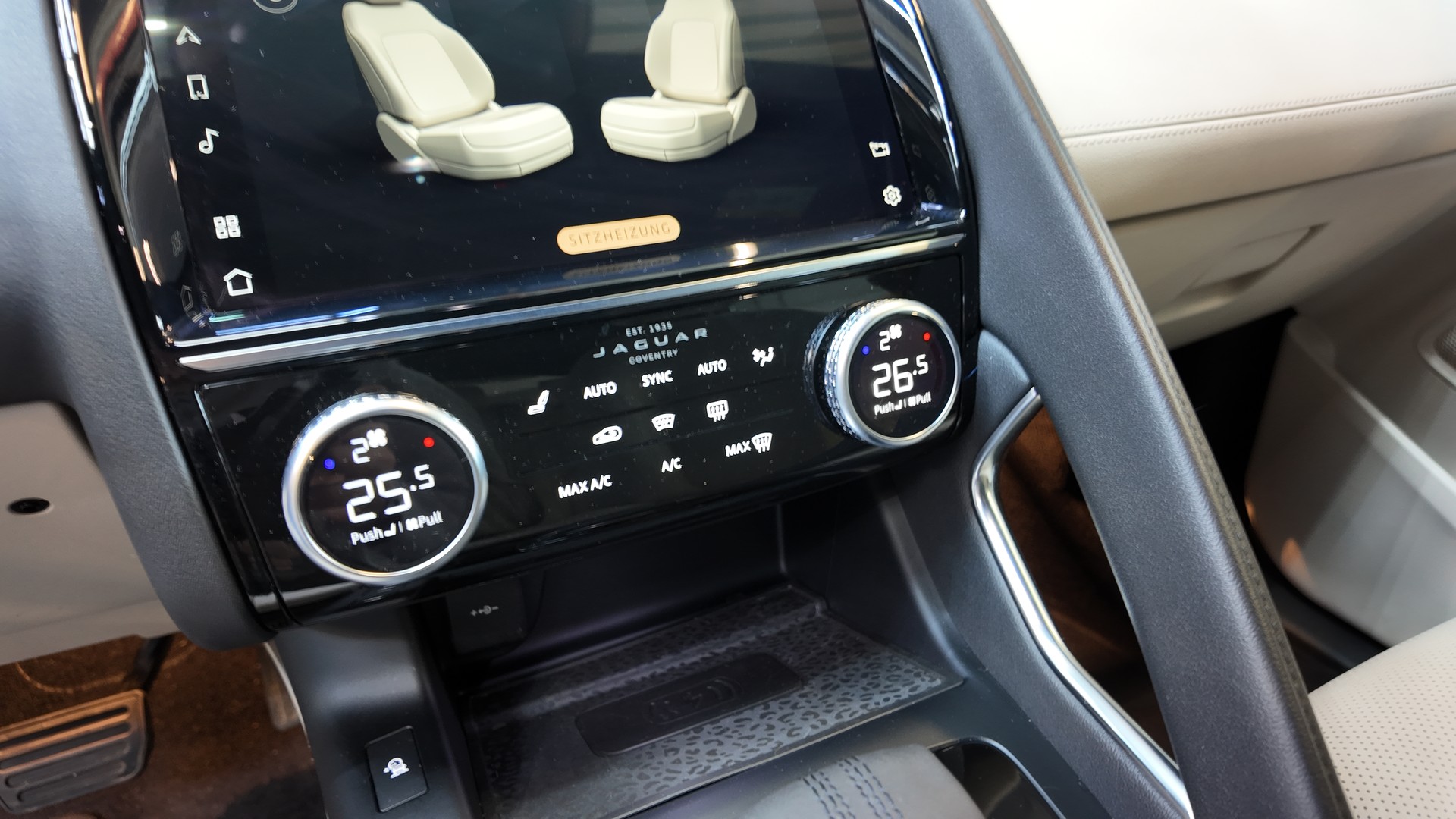 JAGUAR E-Pace 2.0 P200 AWD-image-16
