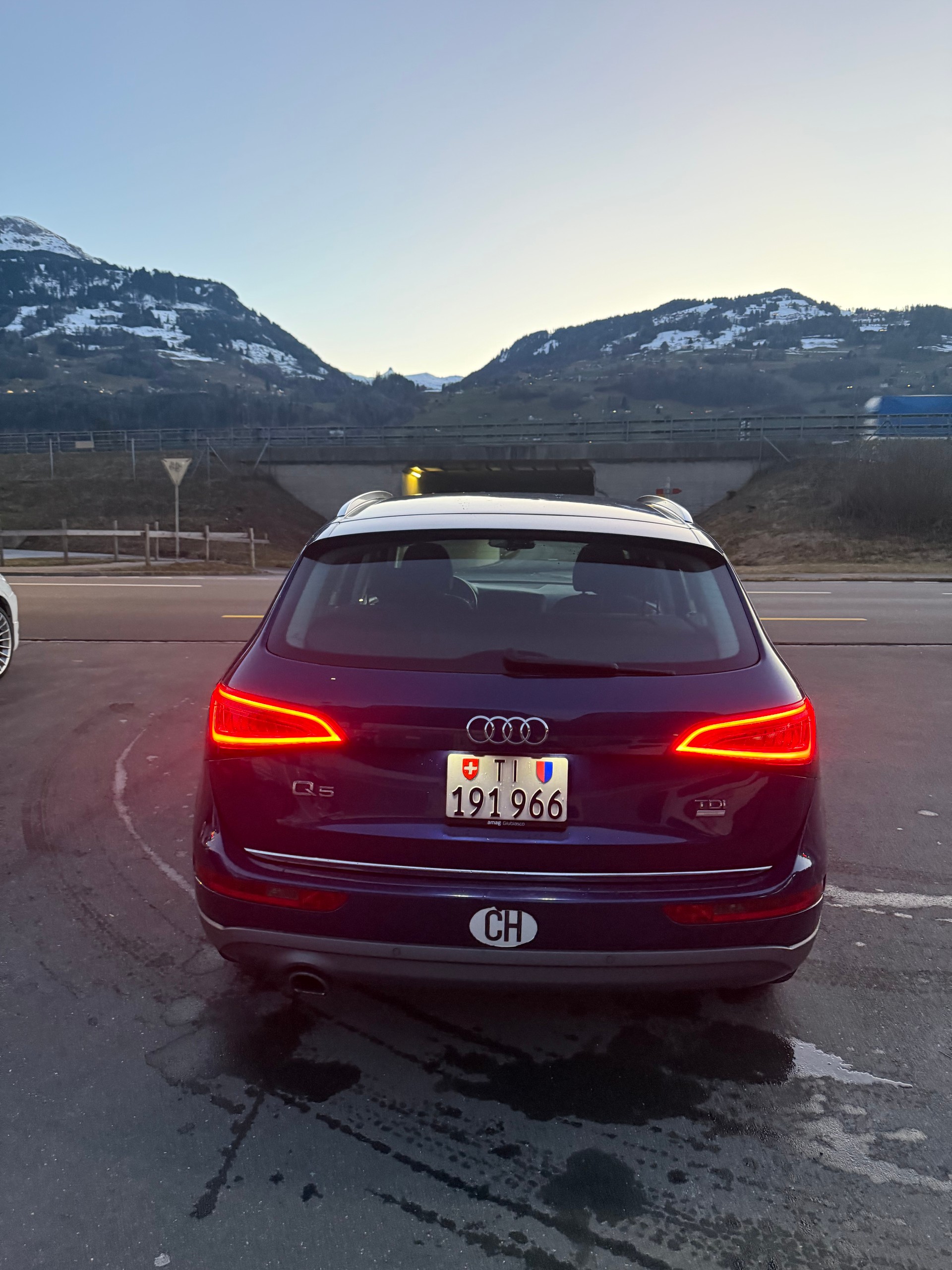 AUDI Q5 2.0 TDI-image-11