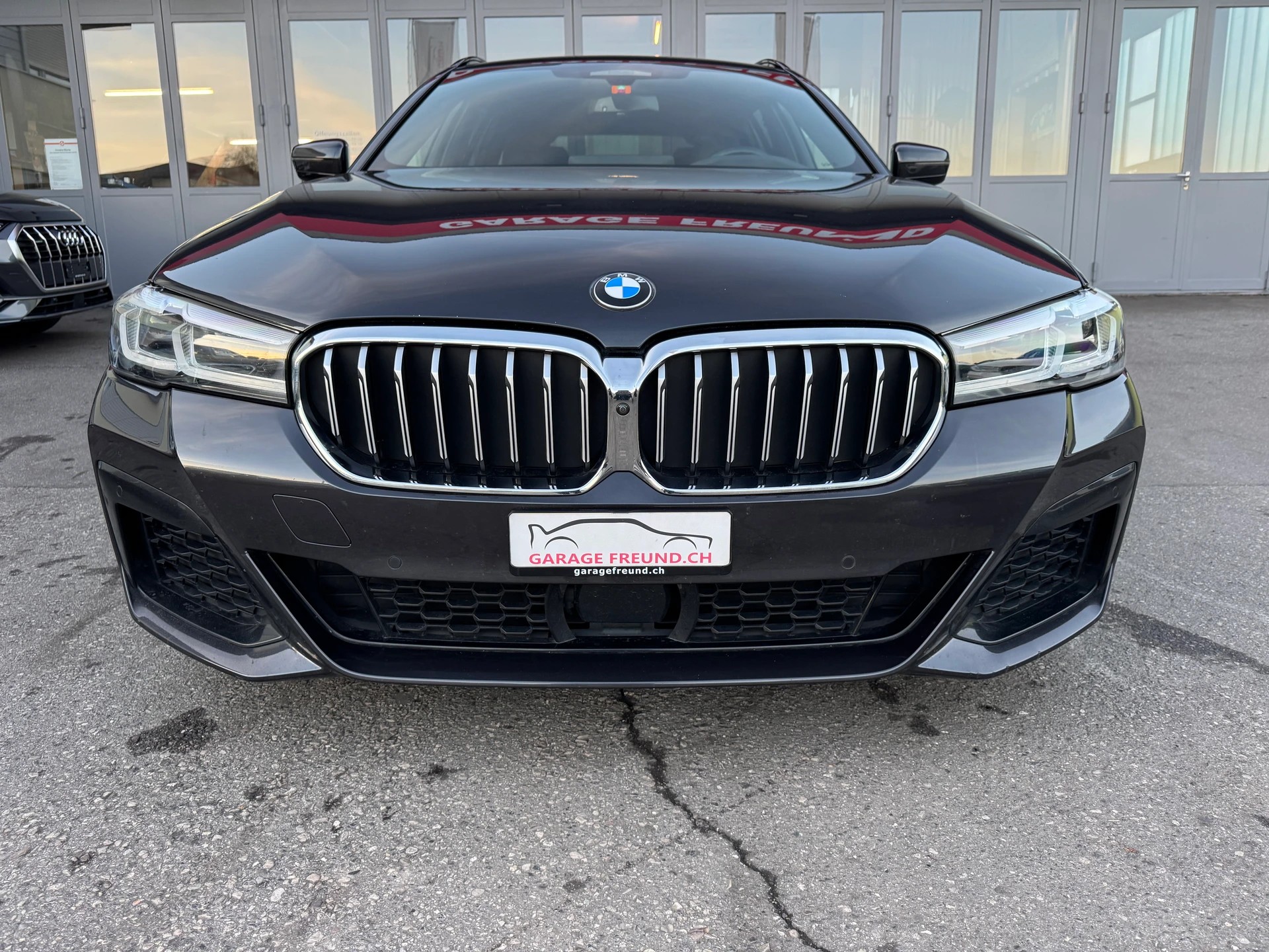 BMW 520d xDrive 48V Touring M Sport Steptronic-image-4