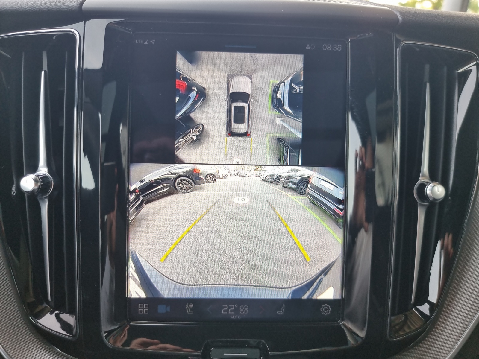 VOLVO XC60 2.0 T6 TE Plus Dark eAWD-image-15