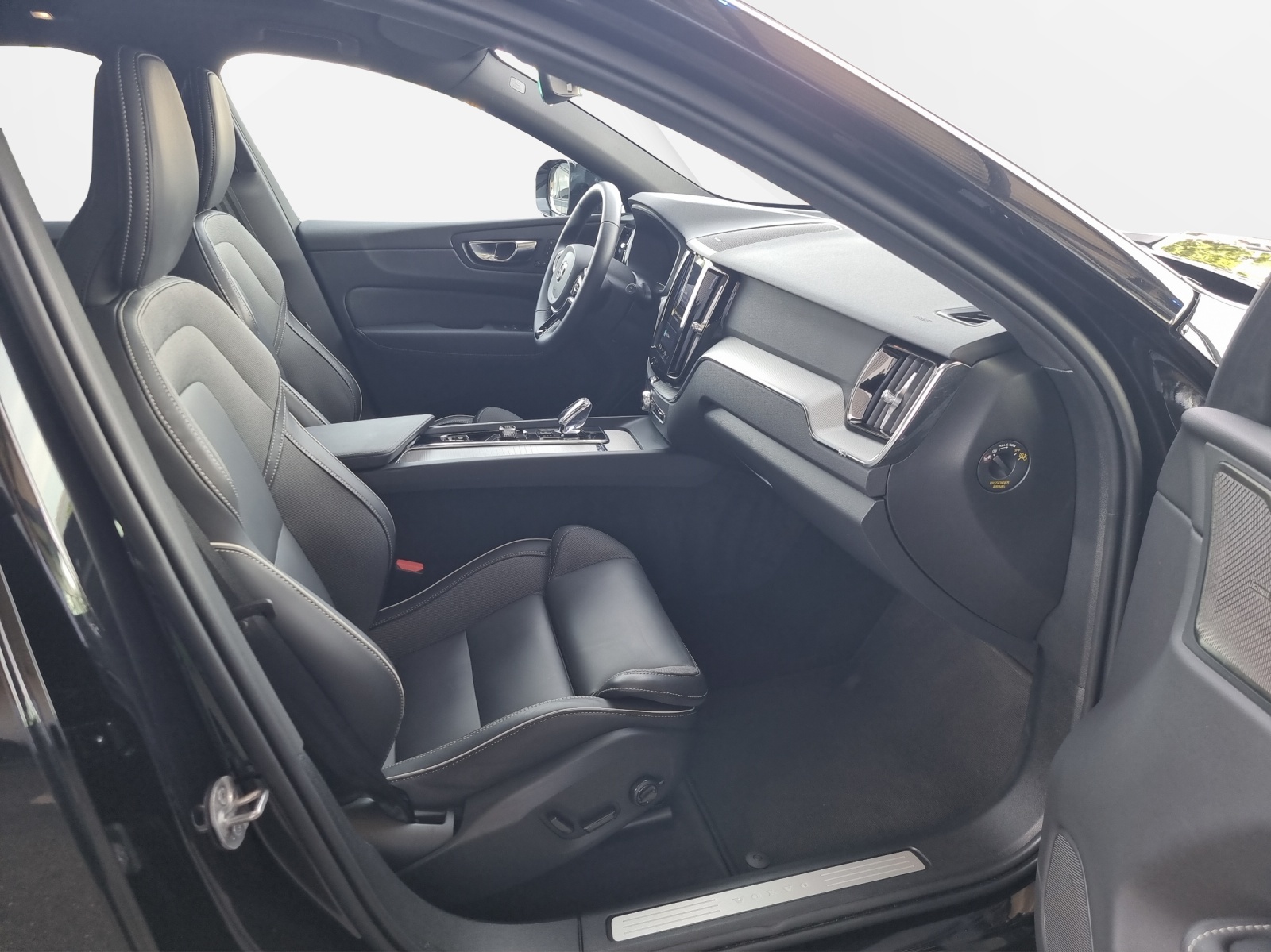 VOLVO XC60 2.0 T6 TE Plus Dark eAWD-image-8