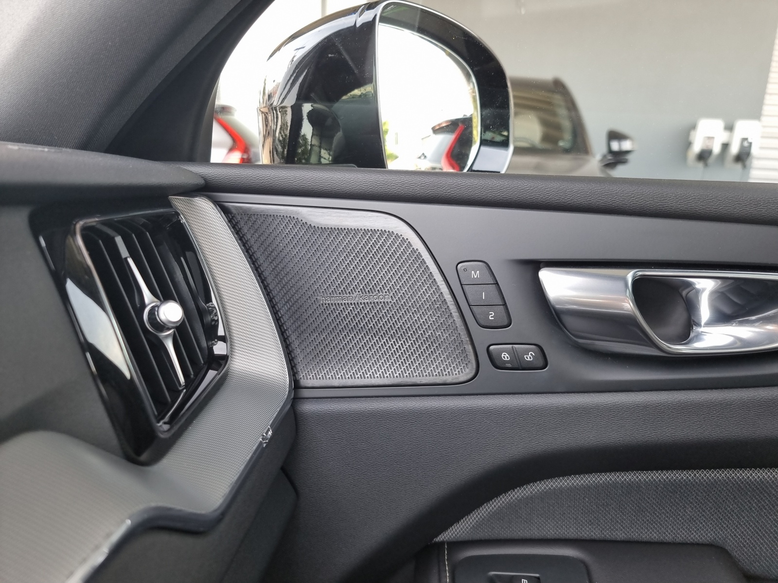 VOLVO XC60 2.0 T6 TE Plus Dark eAWD-image-12