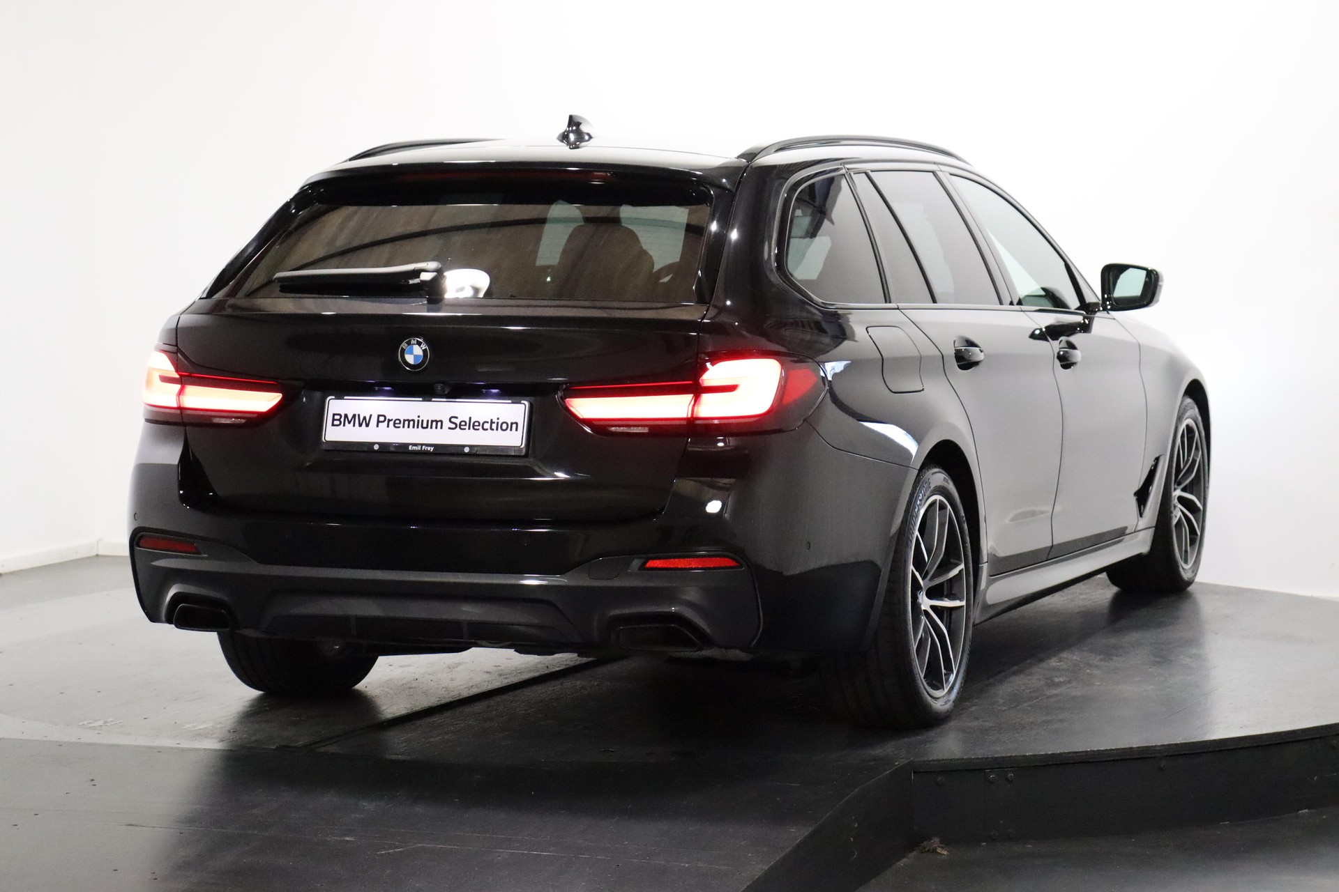 BMW 530e xDrive SAG Touring-image-2