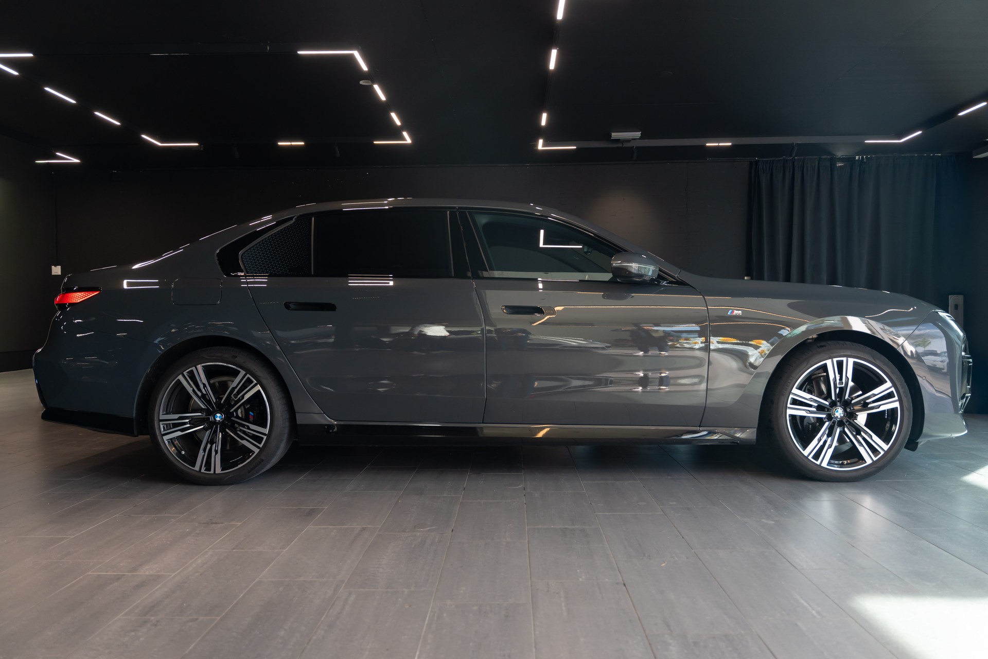 BMW 740d xDrive 48V M Sport Pro Steptronic / Theatre Screen / Sonderlackierung / BMW Individual / Top Gepflegt-image-1