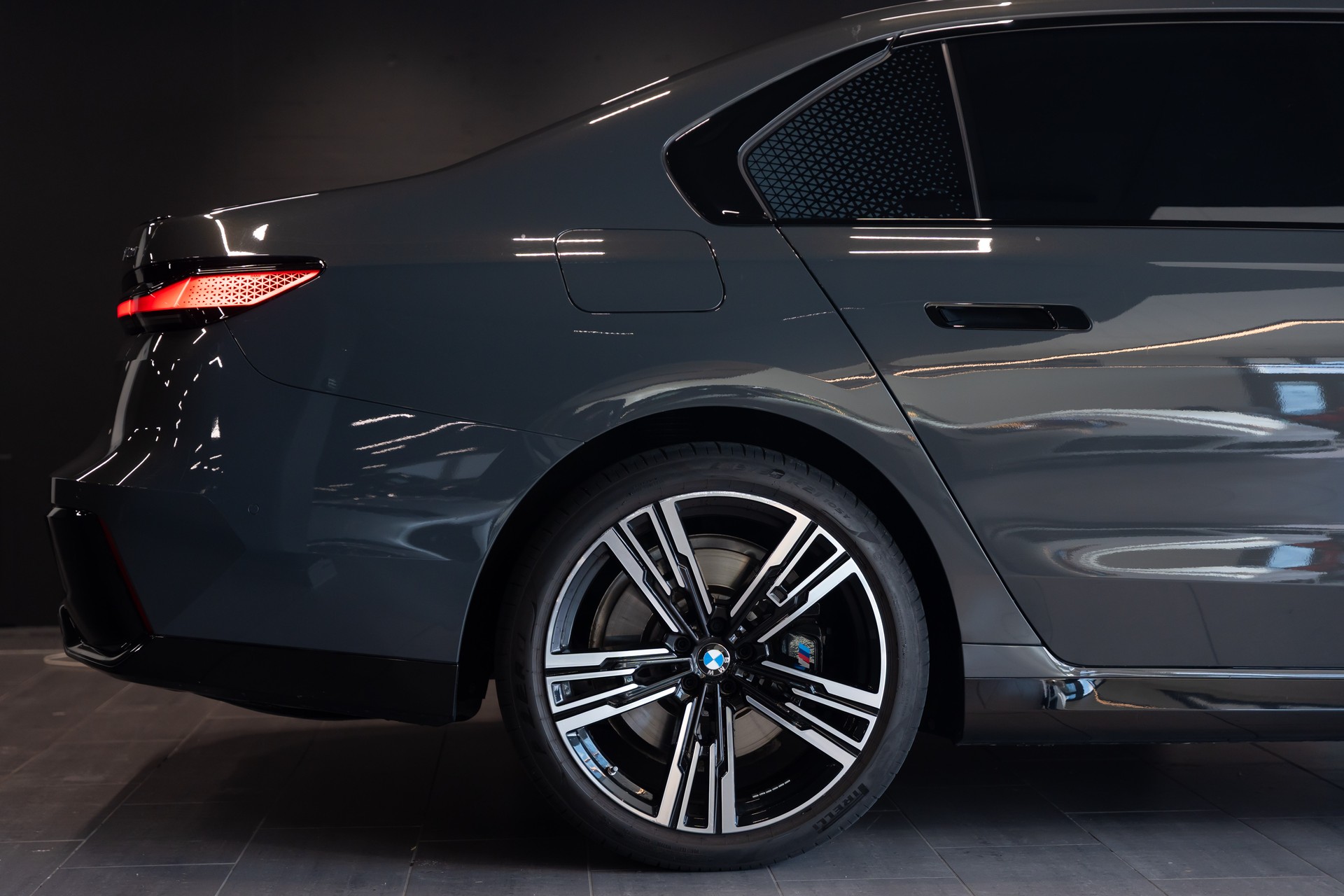 BMW 740d xDrive 48V M Sport Pro Steptronic / Theatre Screen / Sonderlackierung / BMW Individual / Top Gepflegt-image-2