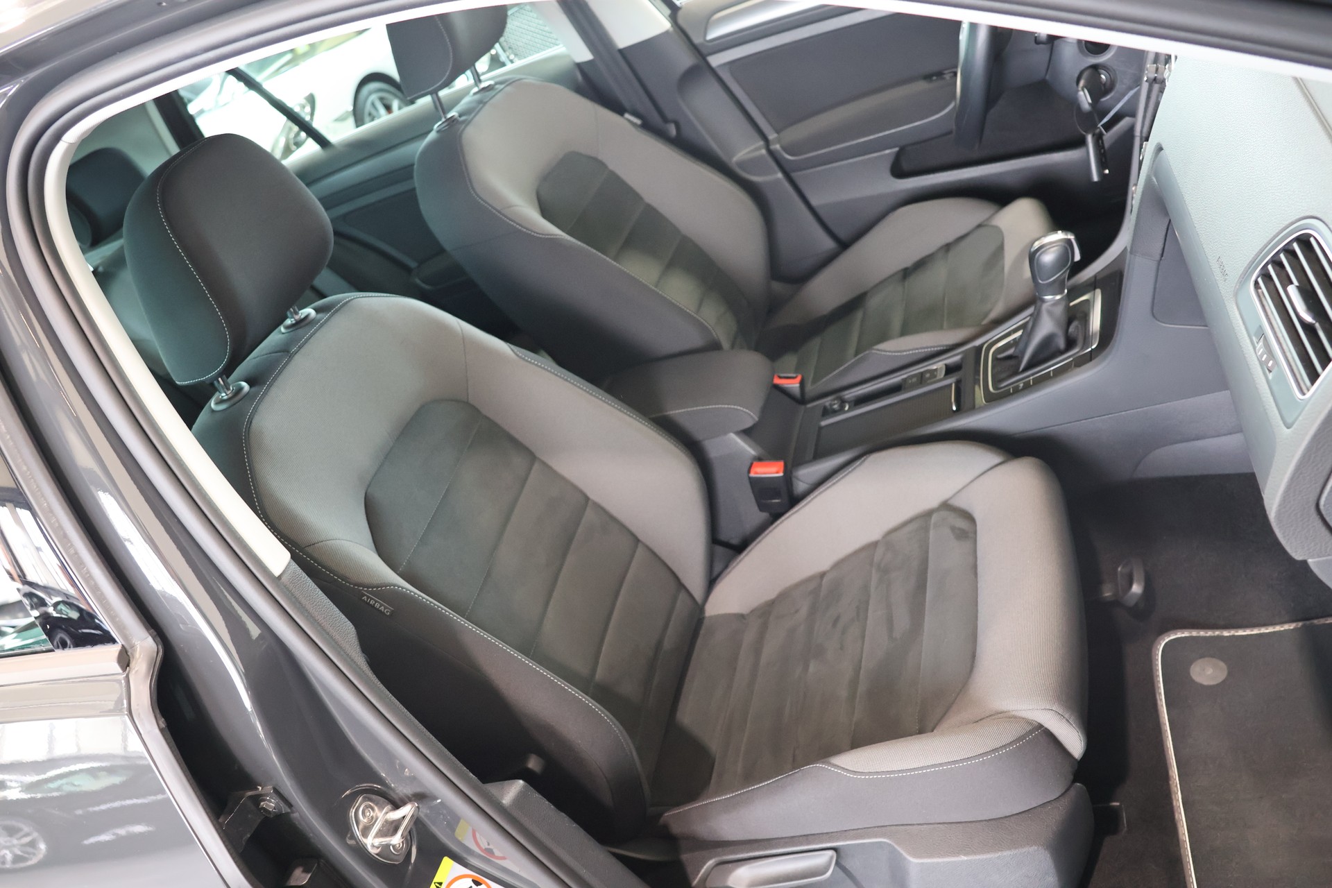 VW Golf 1.5 TSI EVO Highline R-Line DSG-image-13