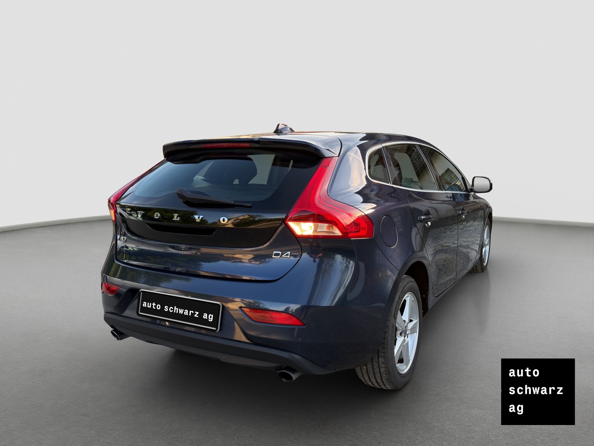 VOLVO V40 D4 Momentum Geartronic-image-4
