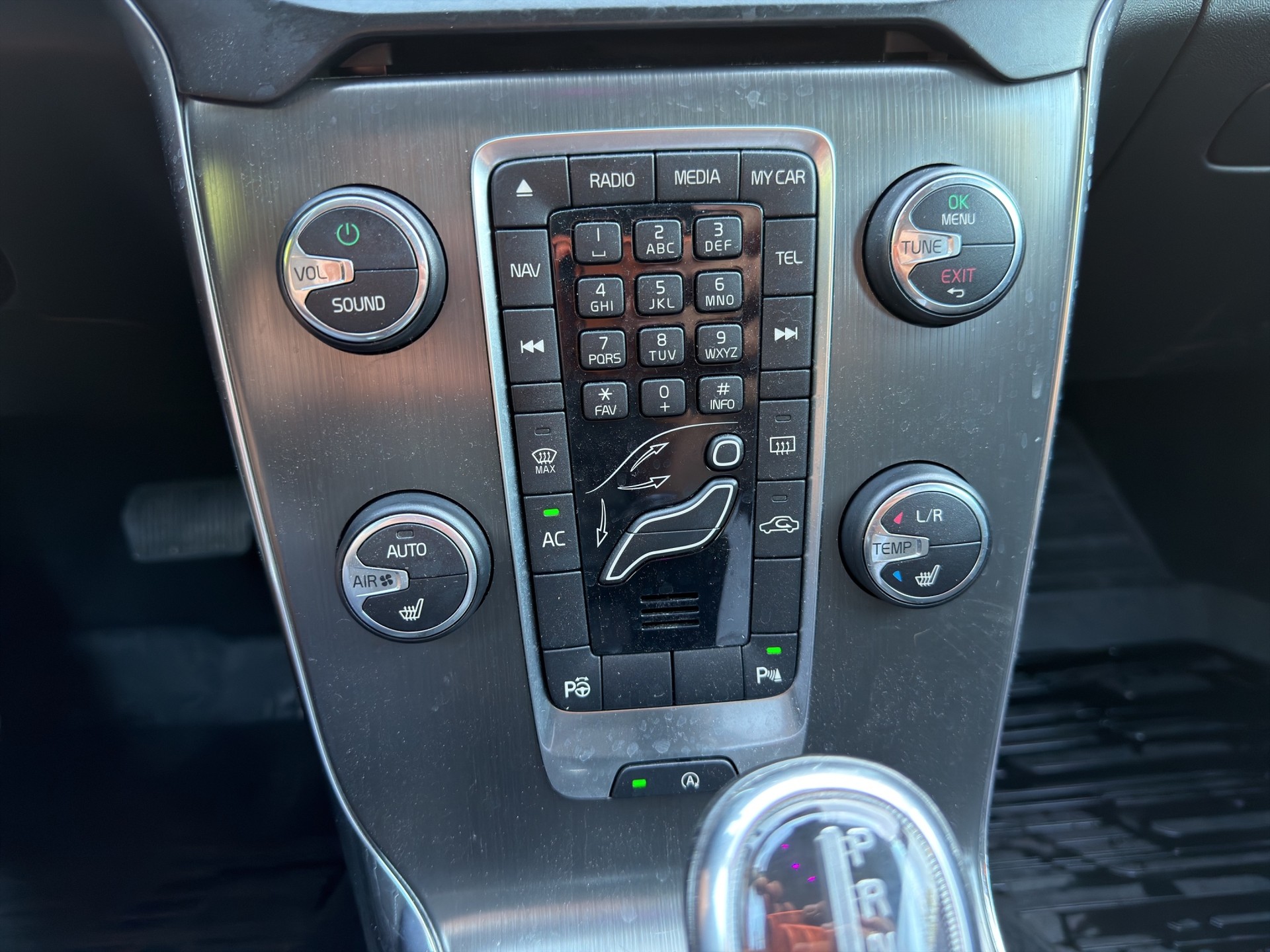 VOLVO V40 D4 Momentum Geartronic-image-12