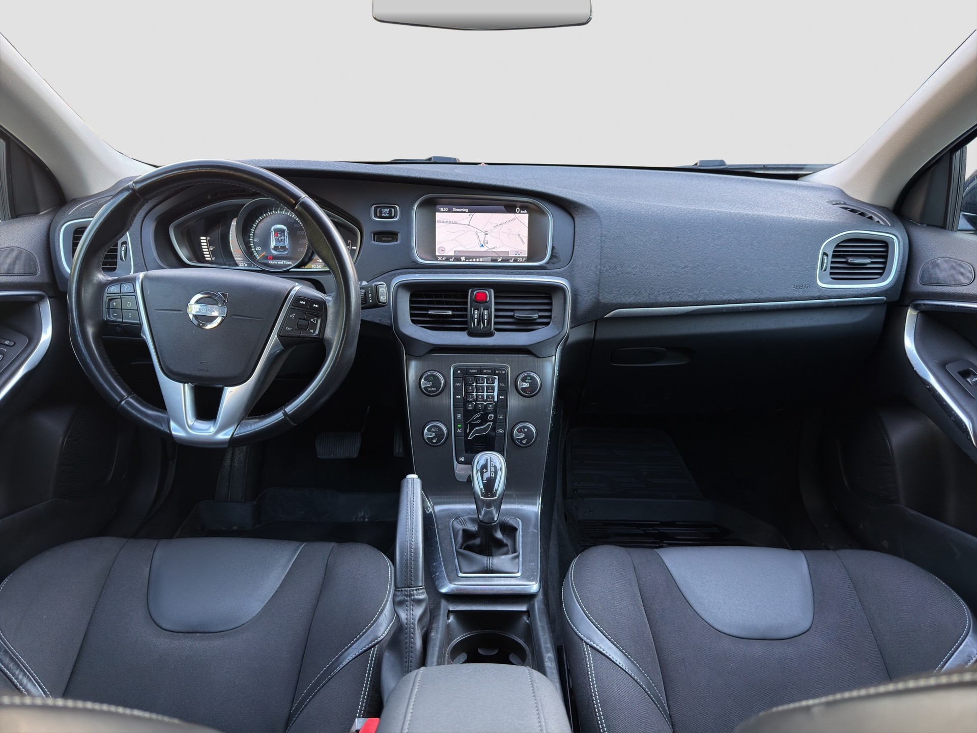 VOLVO V40 D4 Momentum Geartronic-image-10