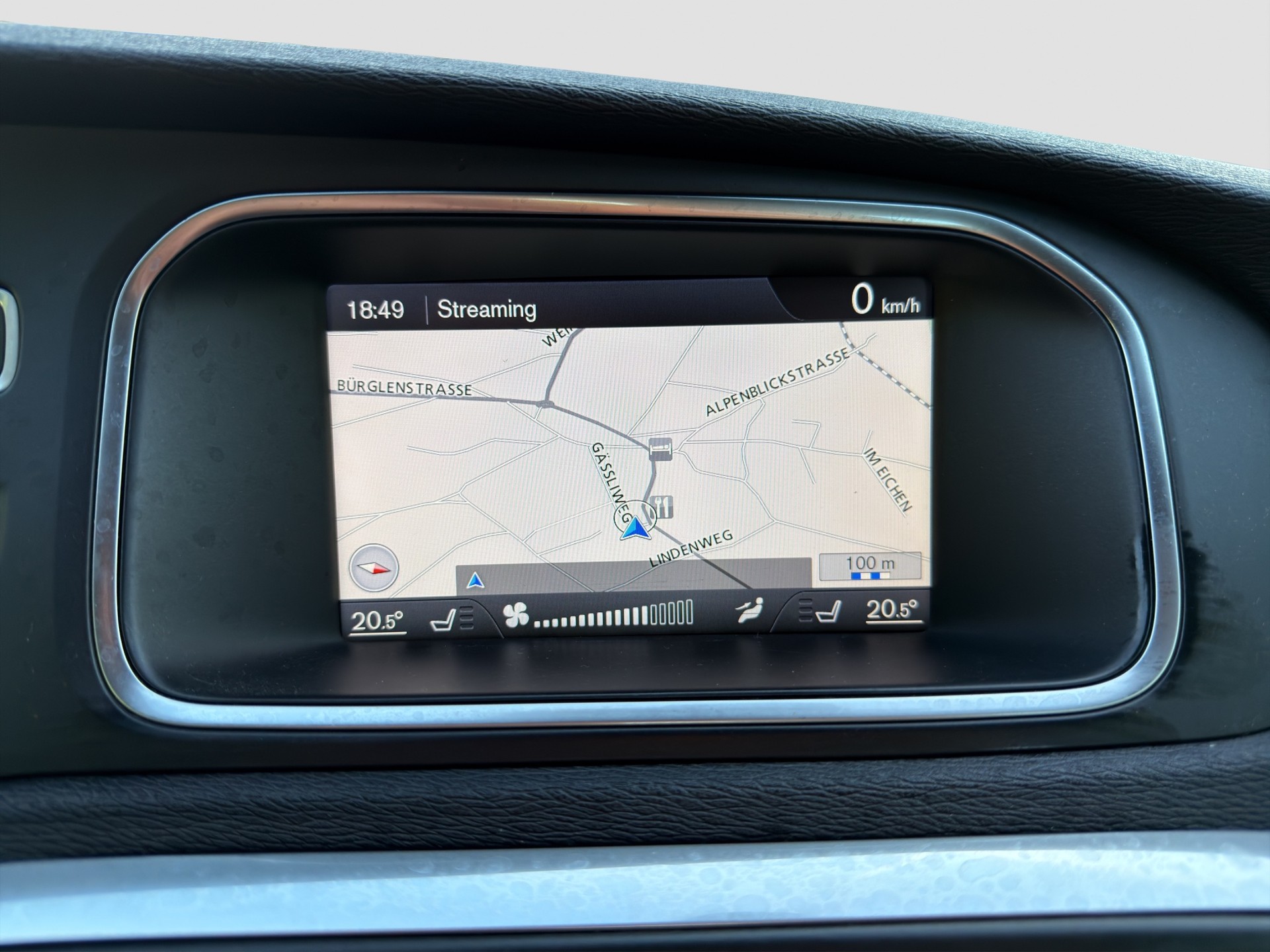 VOLVO V40 D4 Momentum Geartronic-image-13