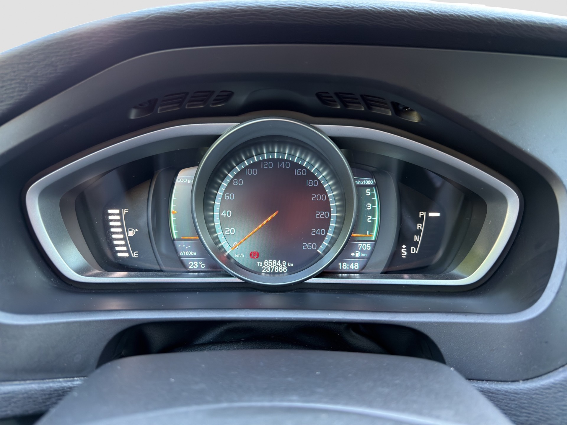 VOLVO V40 D4 Momentum Geartronic-image-11